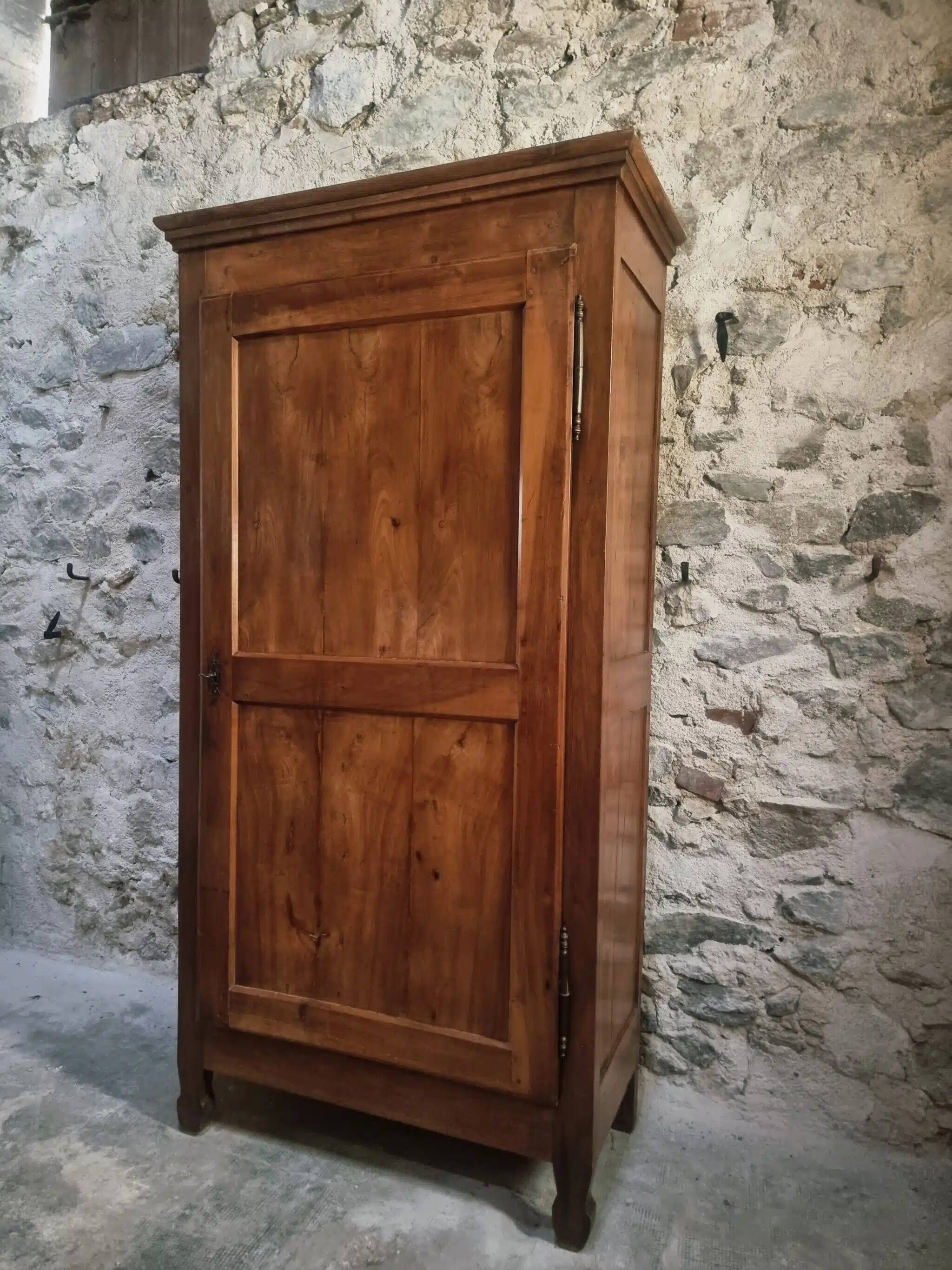 Armoire à linge, bonnetière ancienne en merisier français
