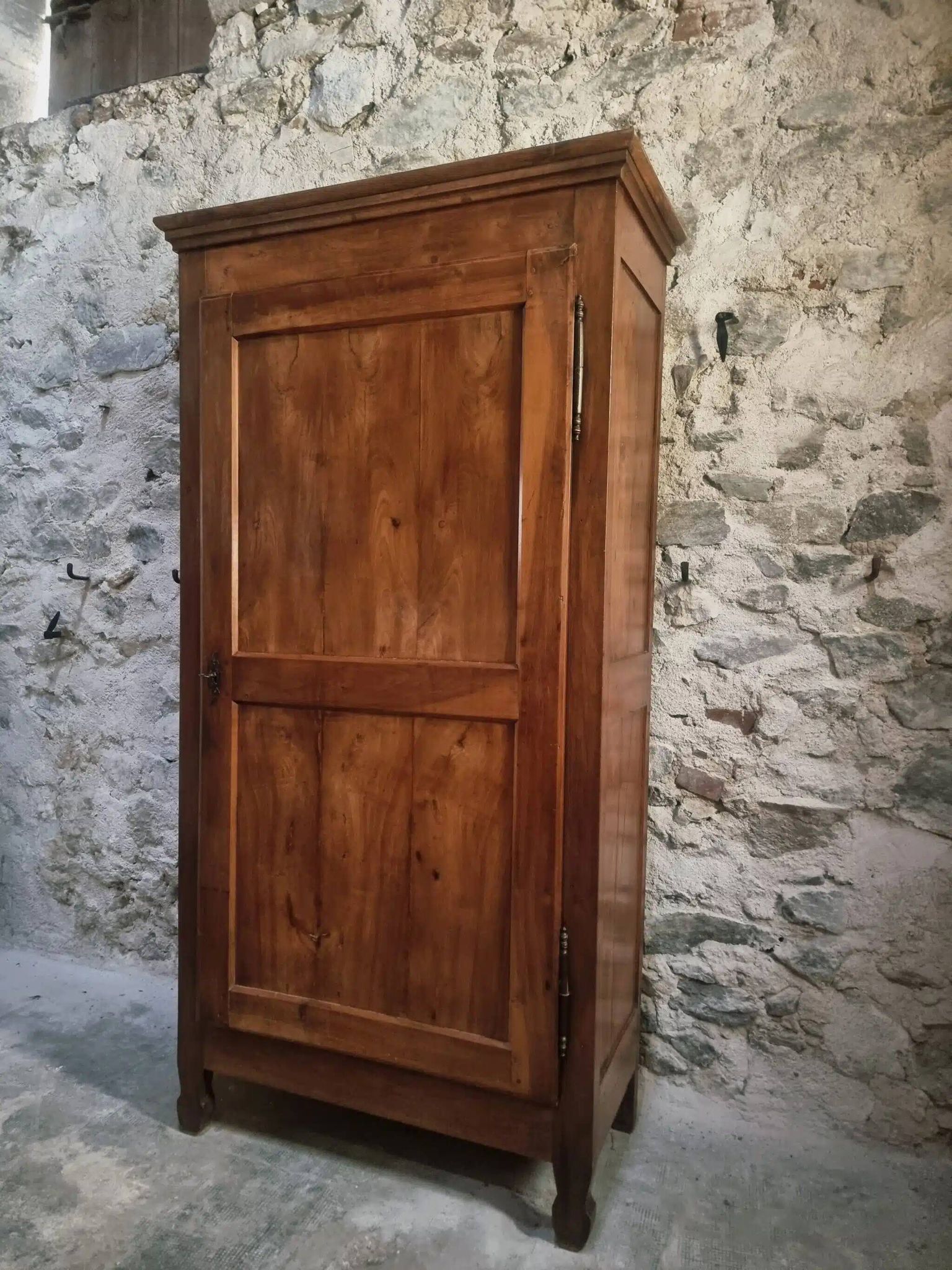 Armoire à linge, bonnetière ancienne en merisier français