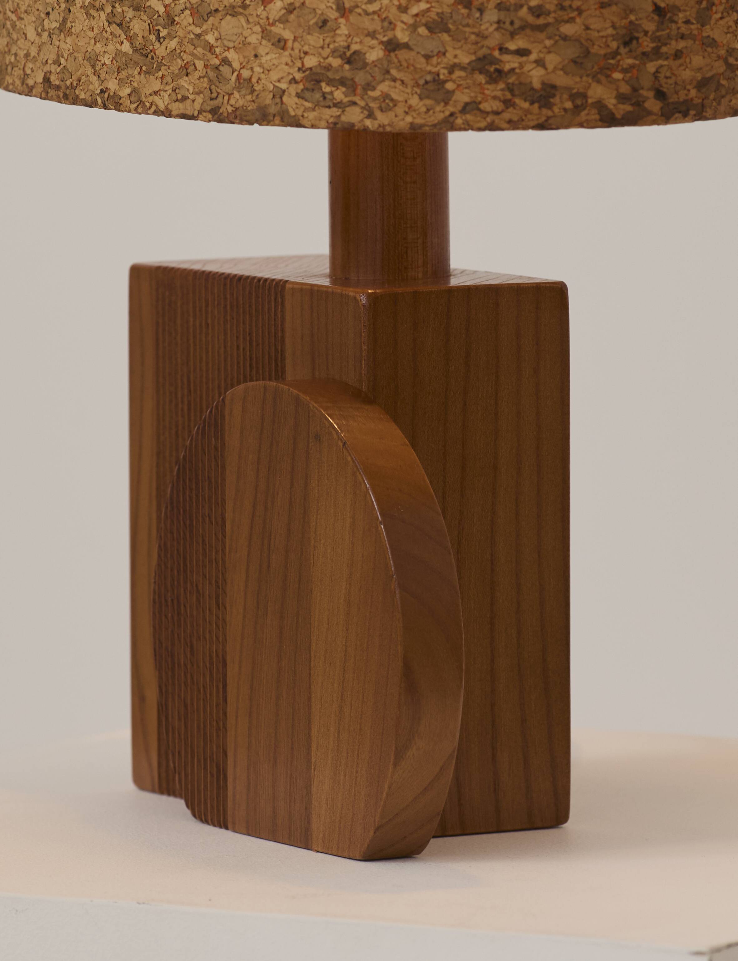 Paire de lampes artisanales en chêne massif et abat-jour en liège, circa 1970