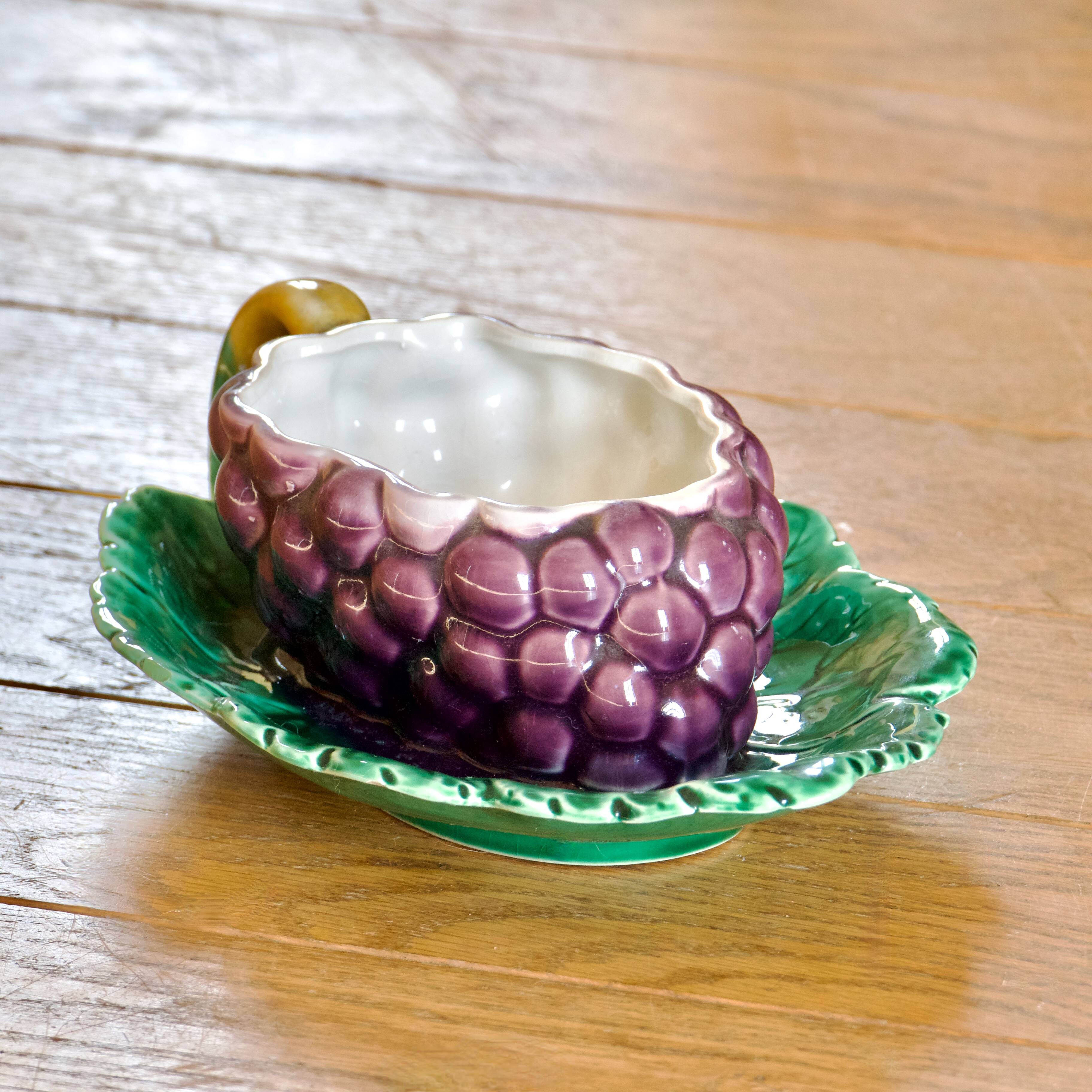 Saucière XIXe en barbotine de Sarreguemines, trompe-l'oeil raisin