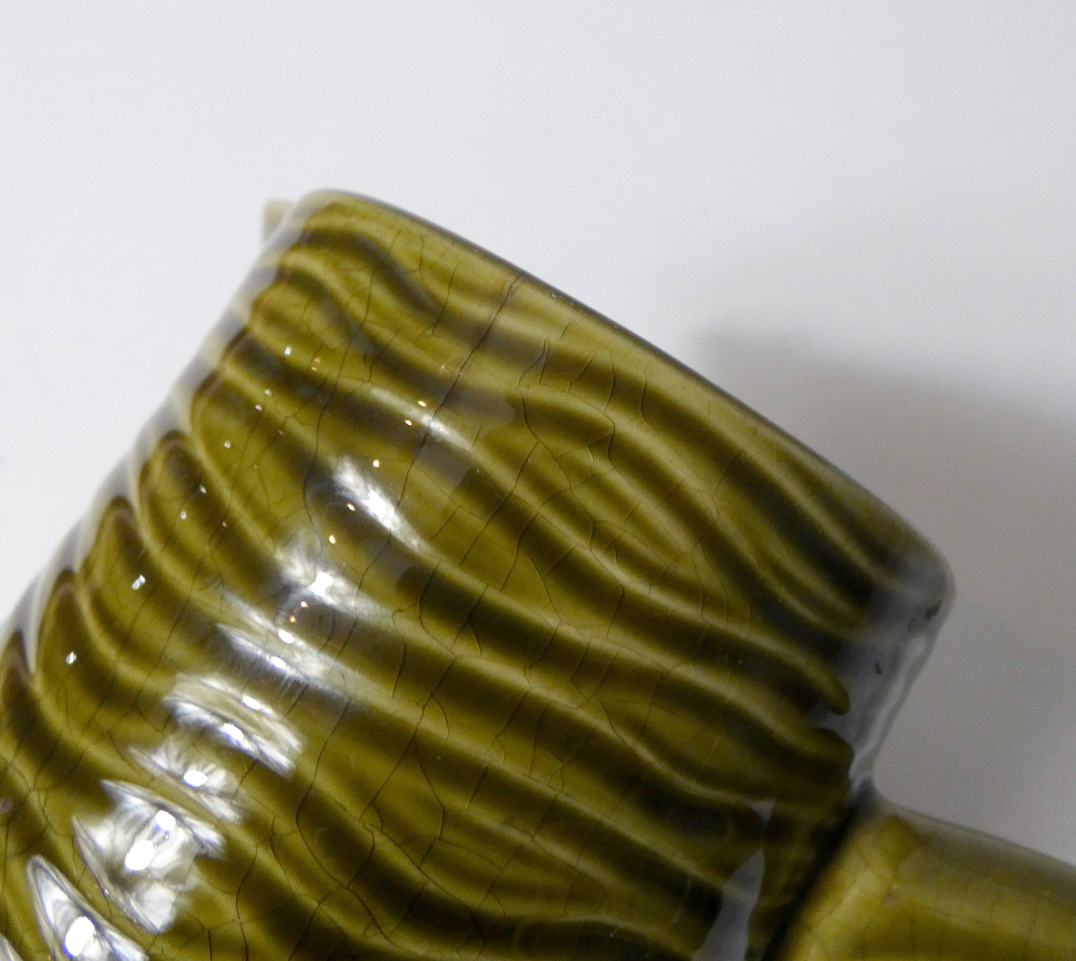 Pichet en barbotine en faïence de Sarreguemines