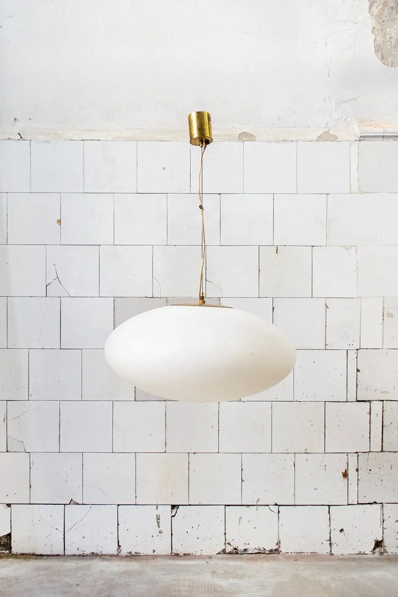 Suspended lamp model 1104 in glass by Stilnovo, Italy, 1960s.