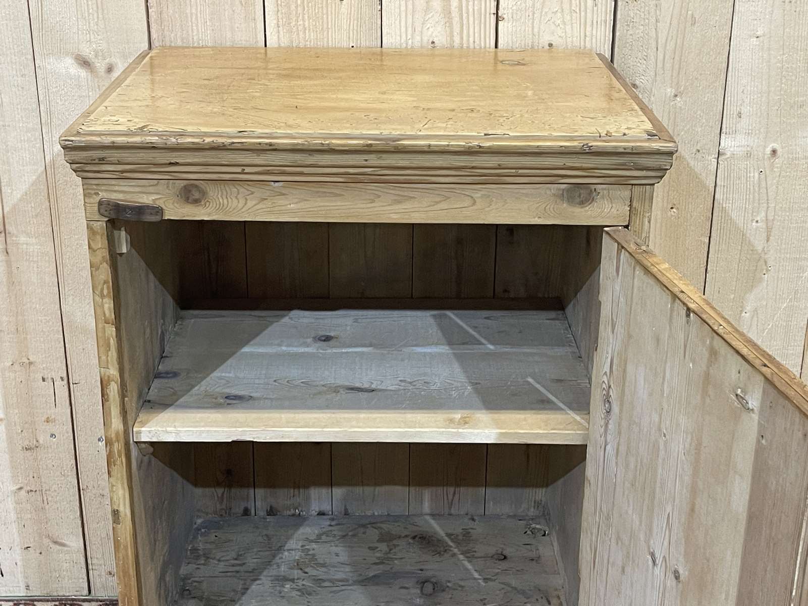 English jam maker furniture of the nineteenth century in fir