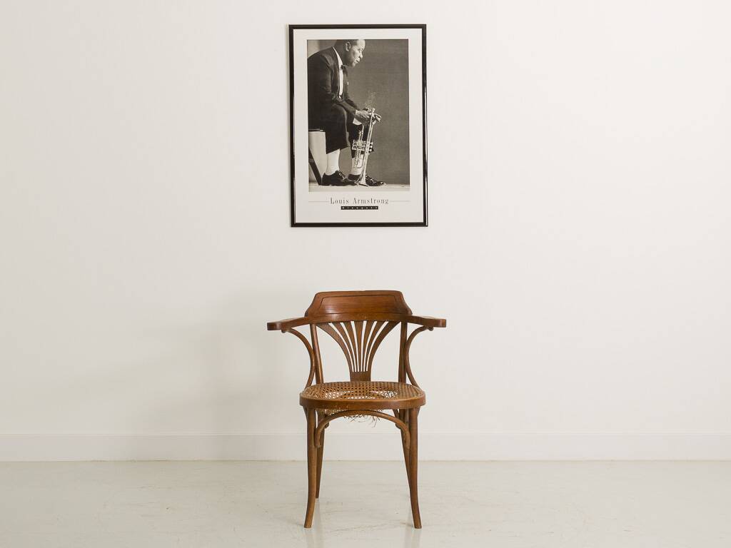 Chaise bistrot avec accoudoirs en bois cintré et assise en cannage
