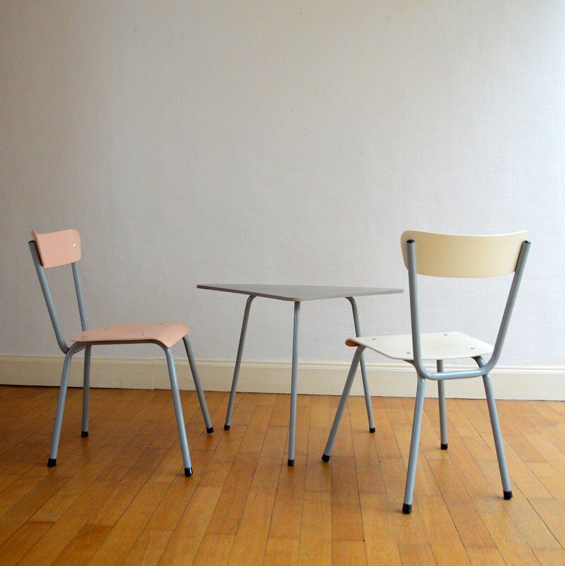 Tripod table and vintage chairs 1950
