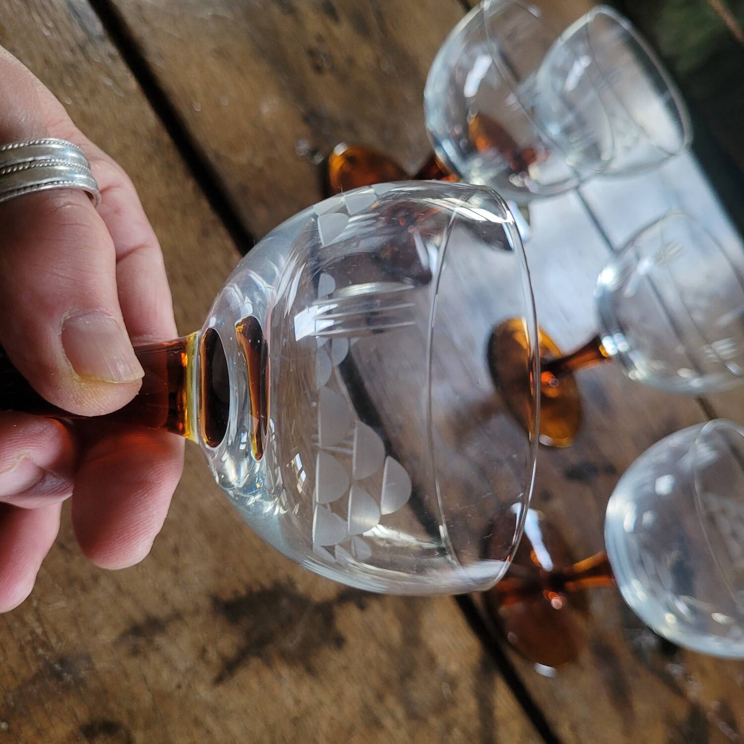 Engraved wine glasses with amber feet, 60s France
