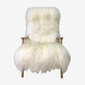 Fauteuil en peau de mouton et bois