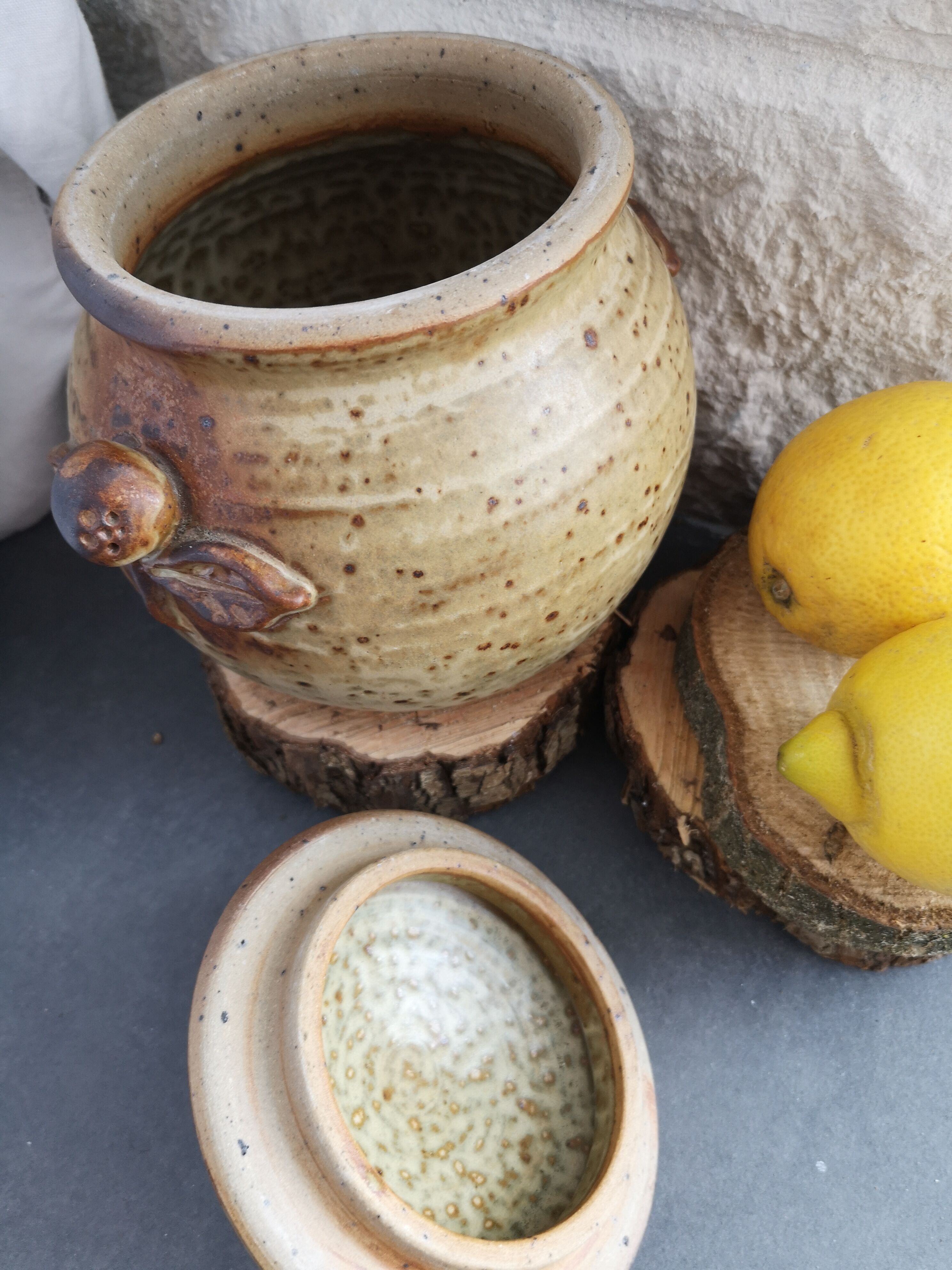 Olive pot in sandstone