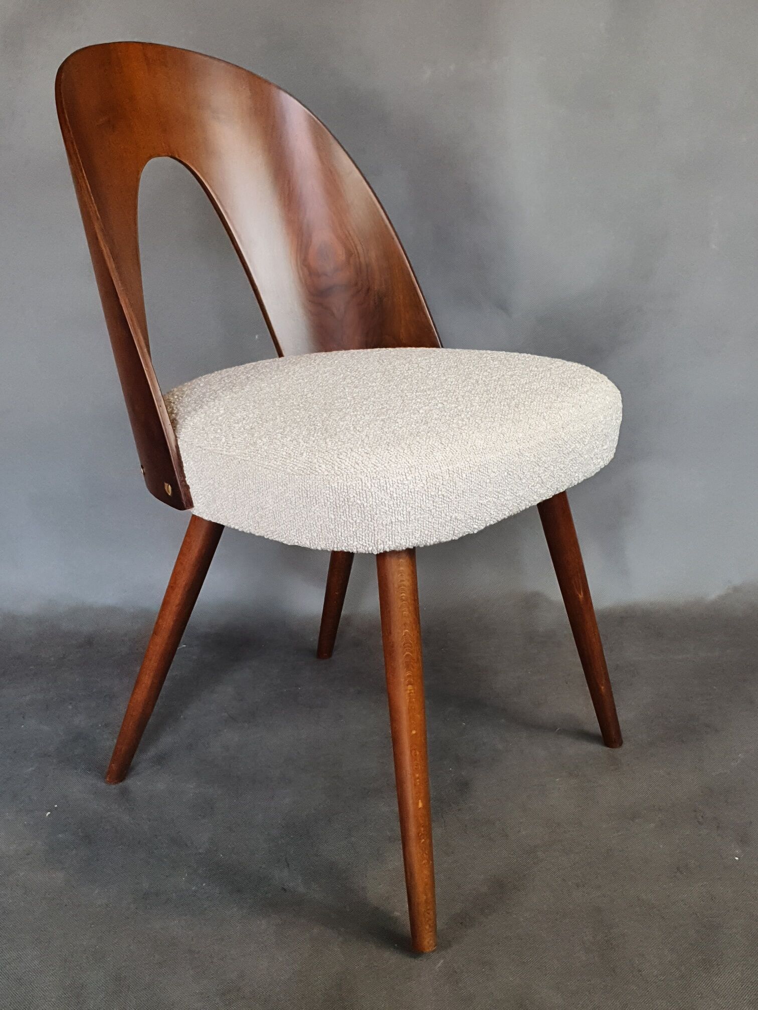 Lot de 4 chaises vintage en noyer et tissu par Antonin Suman, Tchécoslovaque 1960