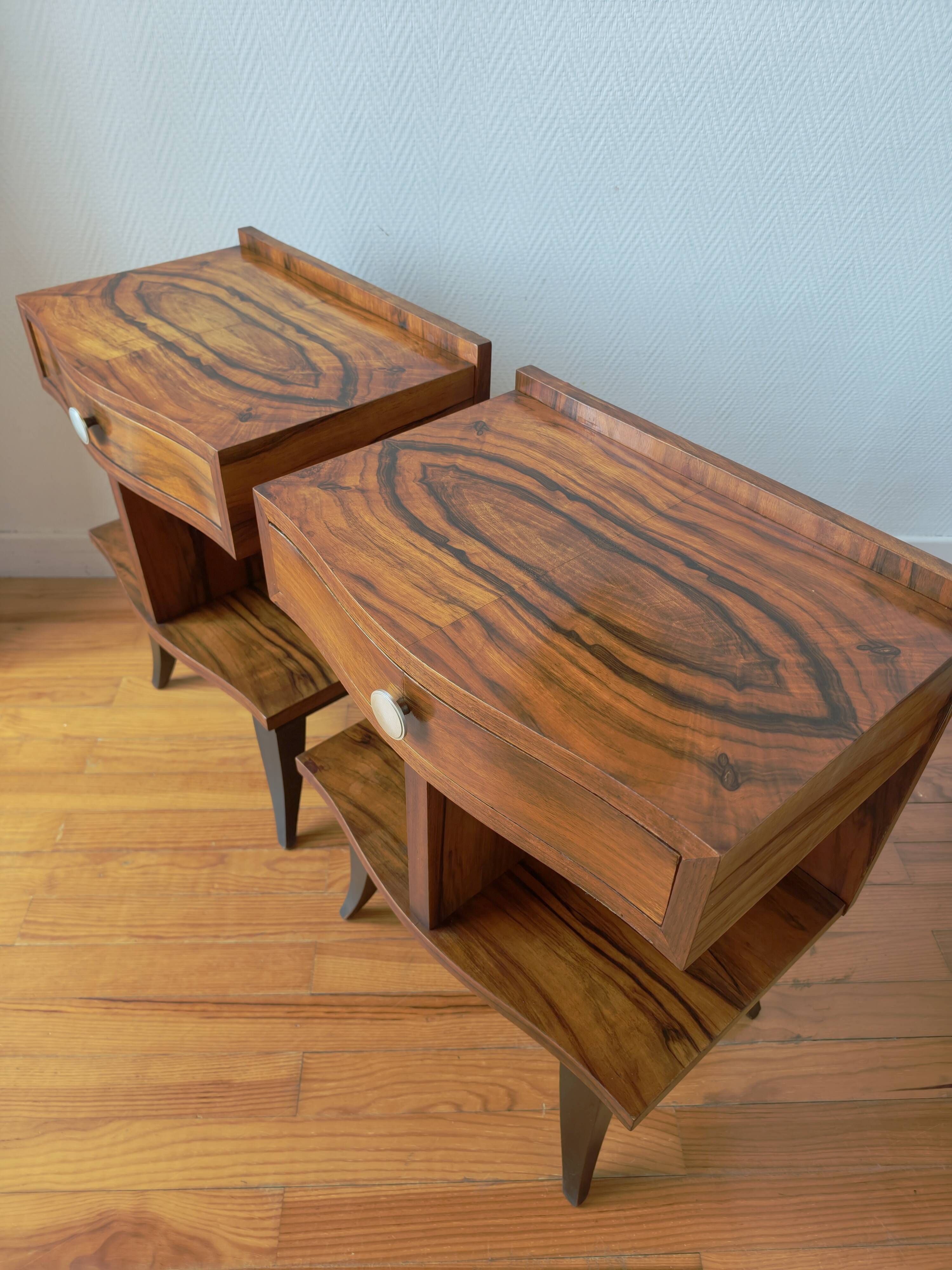 Pair of Art Deco bedside tables with flame veining, 1930s.