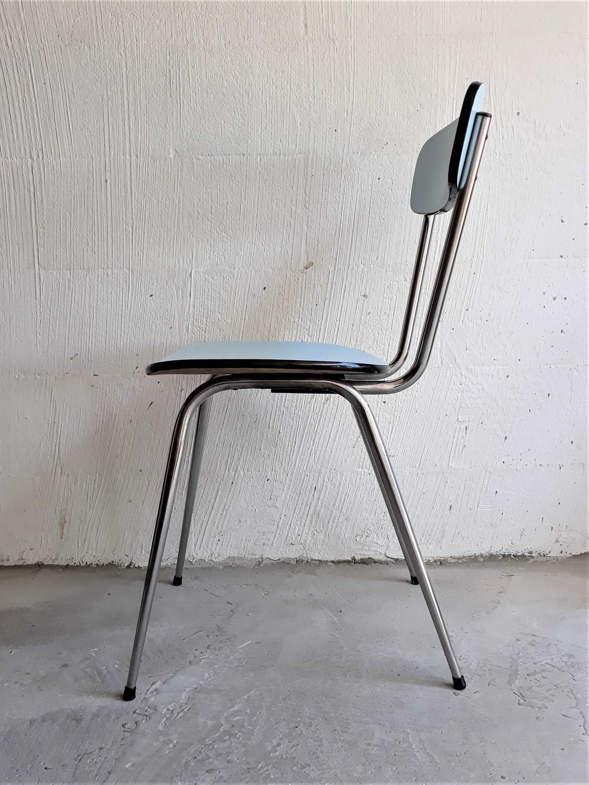 Chaise formica bleue