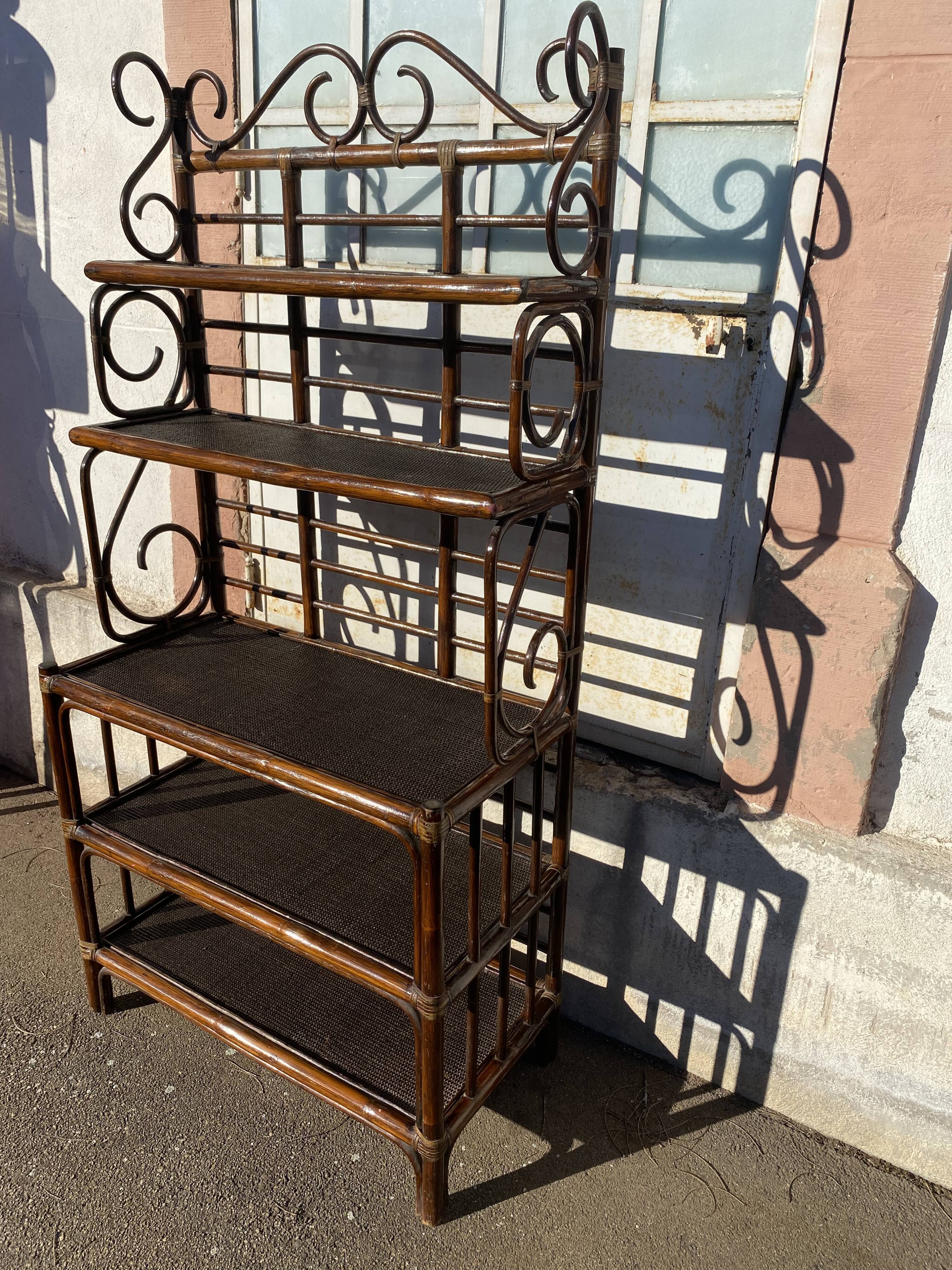 Shelf on volute wicker legs