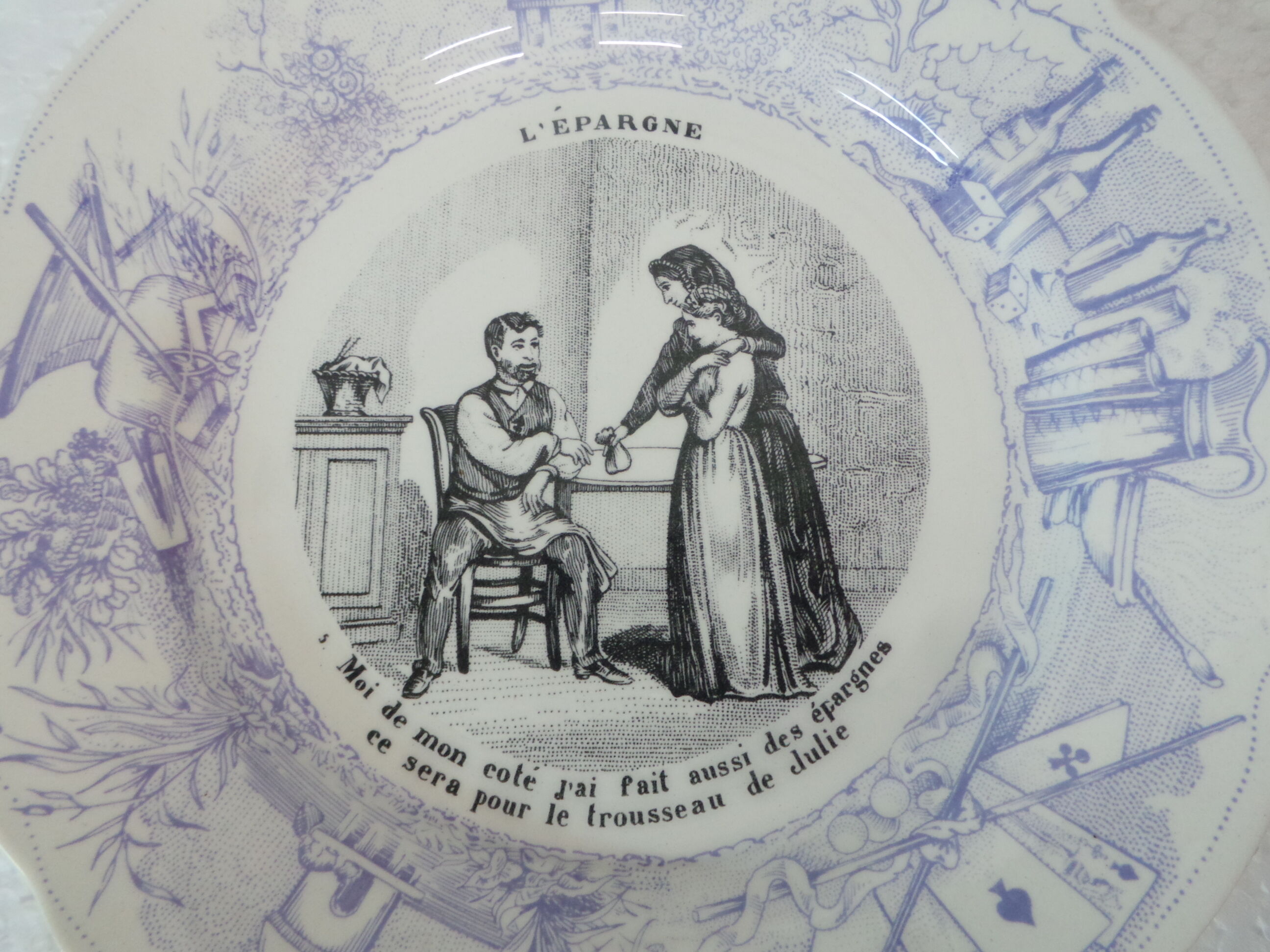 Decorative plate saying sarreguemines