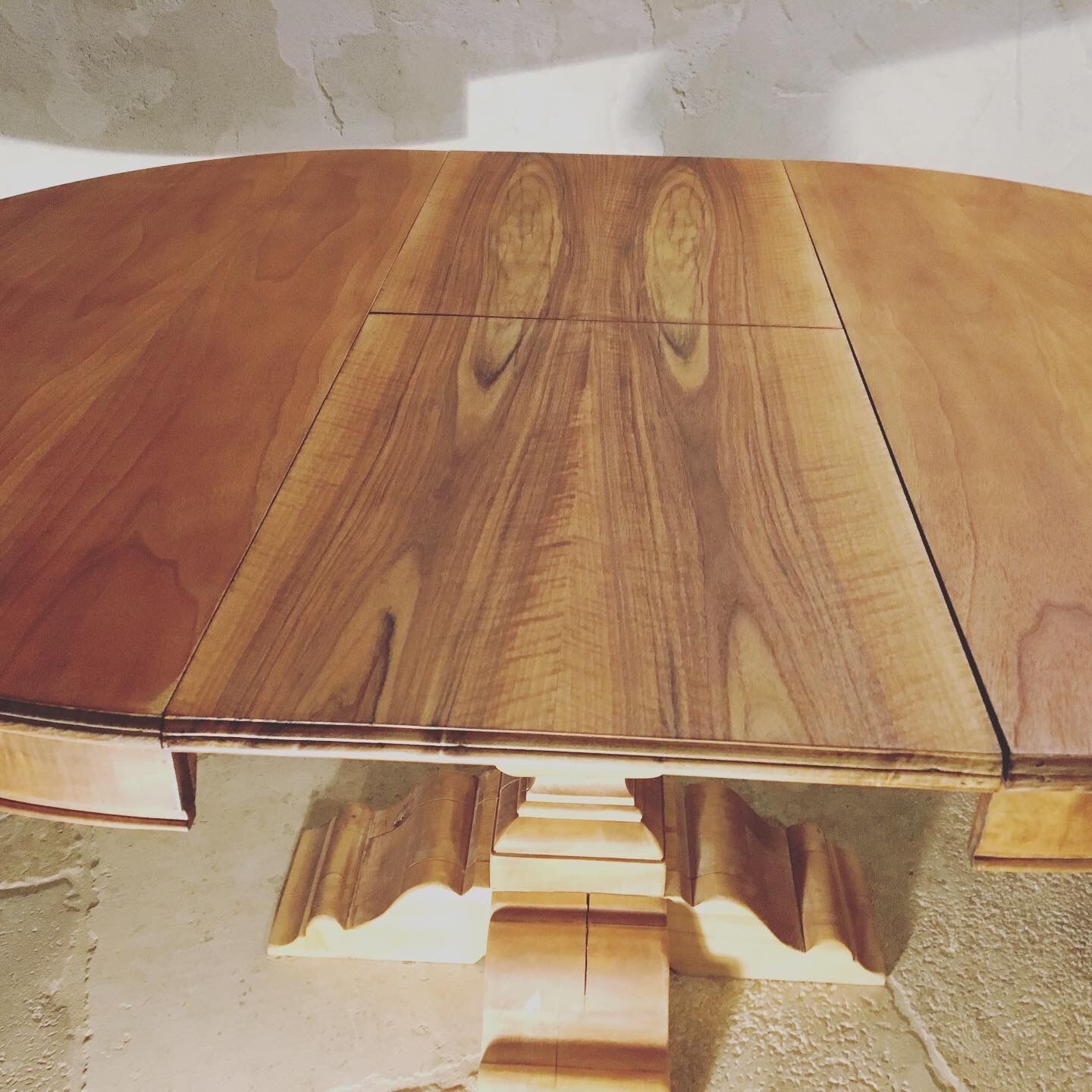 Round table with solid wood central leg entirely restored