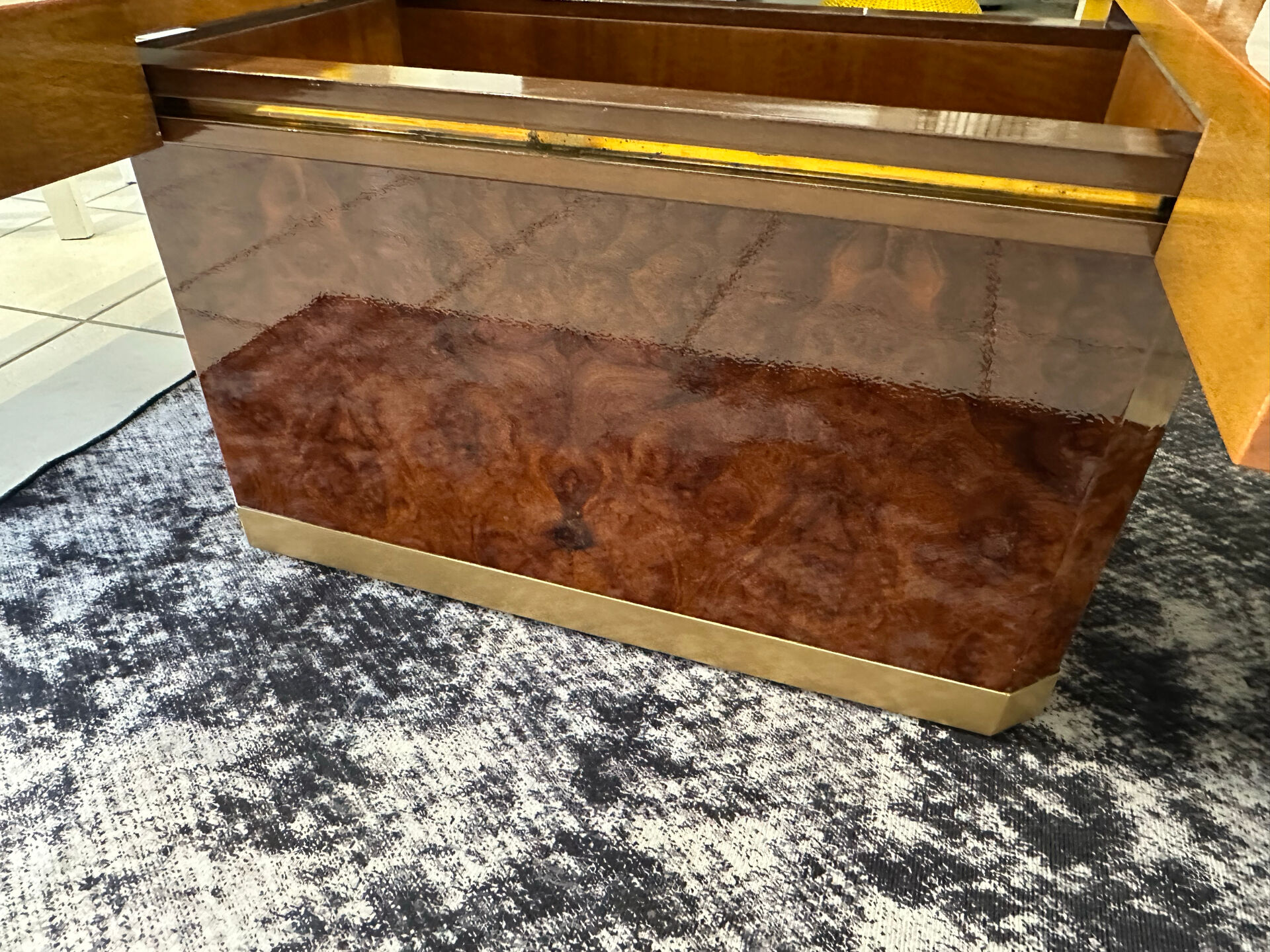 Table basse bar  en Loupe d’orme maison  Lancel vintage 1970