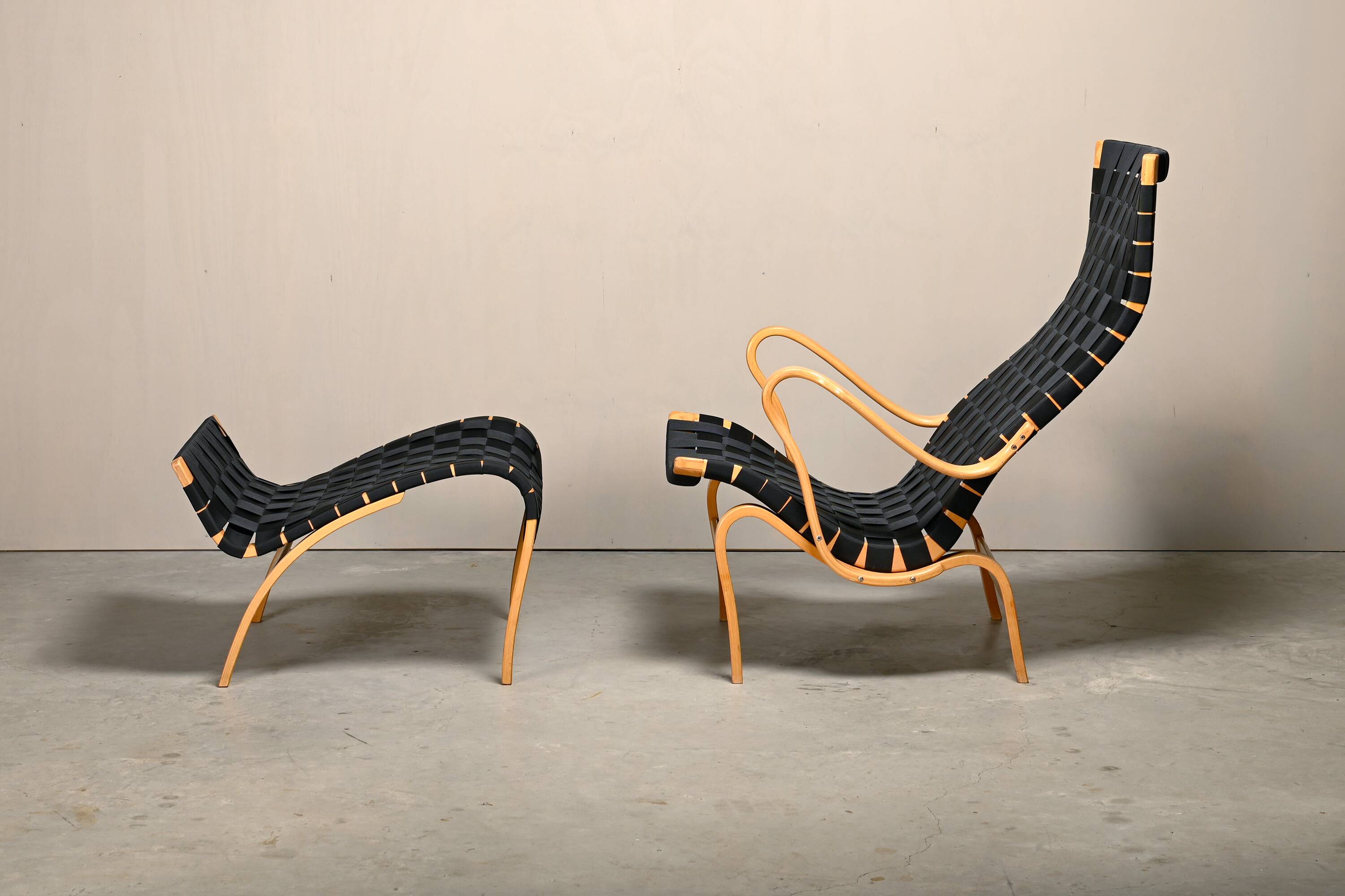 Fauteuil et pouf Bruno Mathsson Pernilla en bois de hêtre et sangles