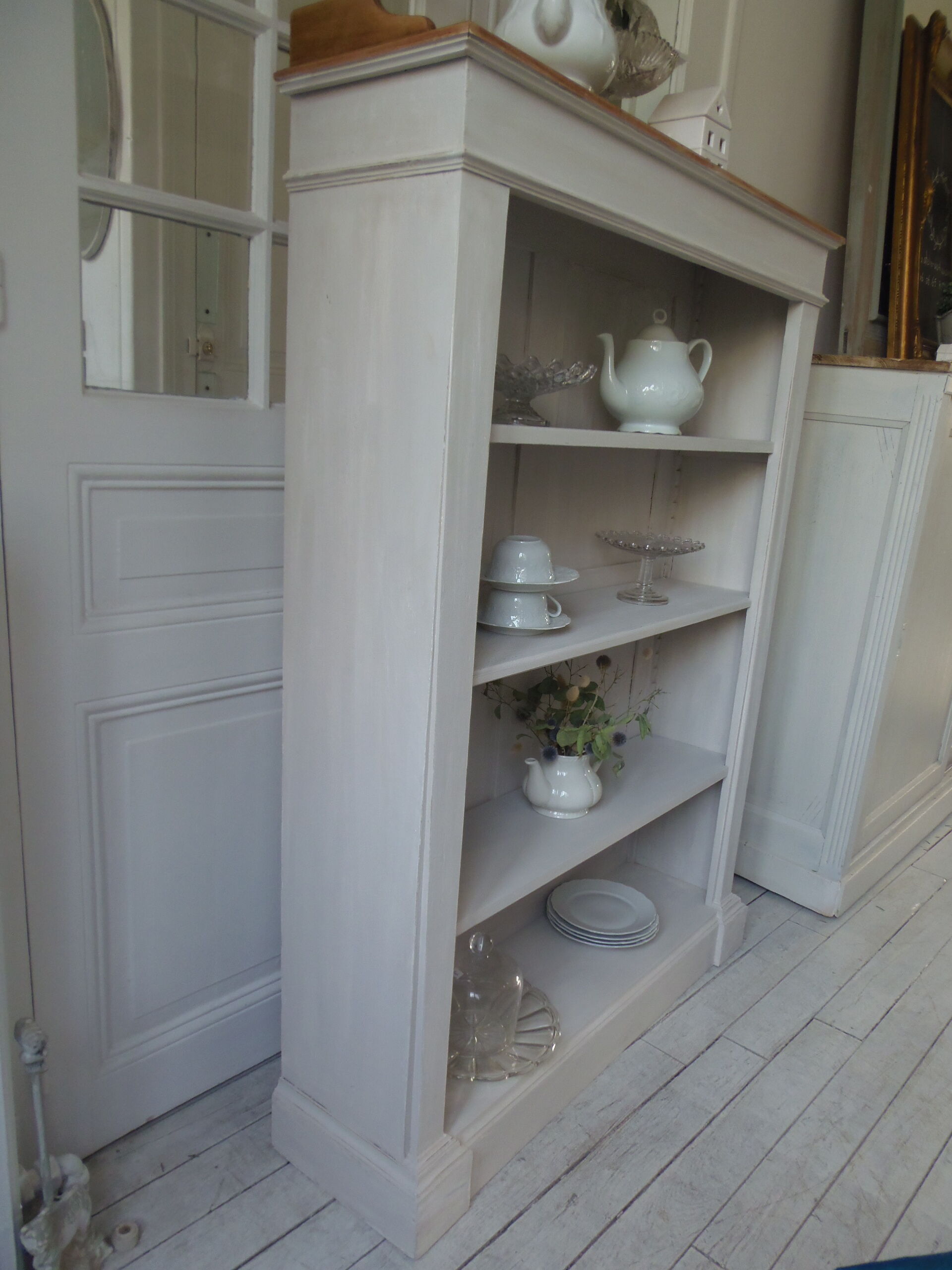 Old patinated pearl gray library, wooden top, composed of 3 adjustable shelves.