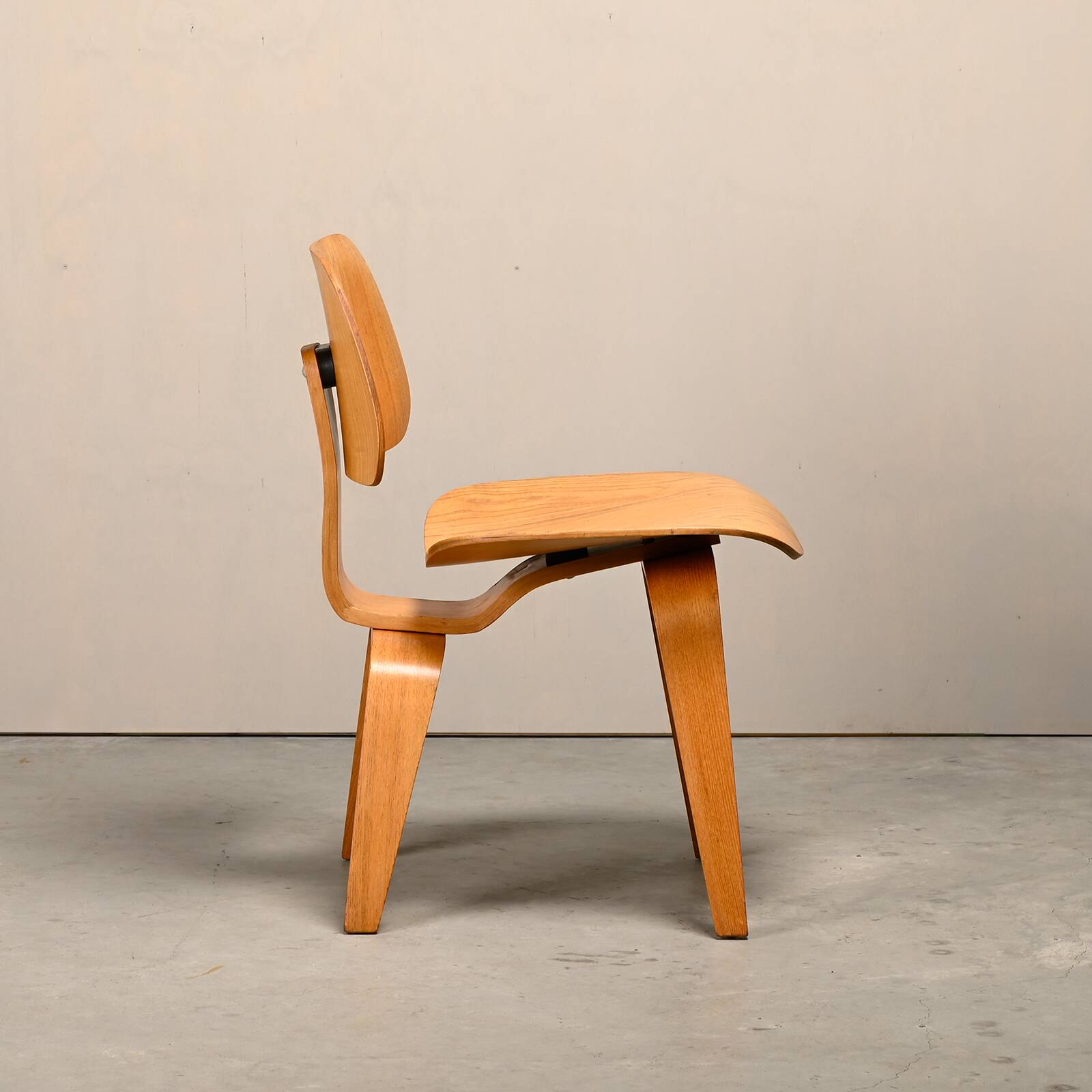 Charles and Ray Eames Early DCW Ash Plywood Dining Chair for Herman Miller