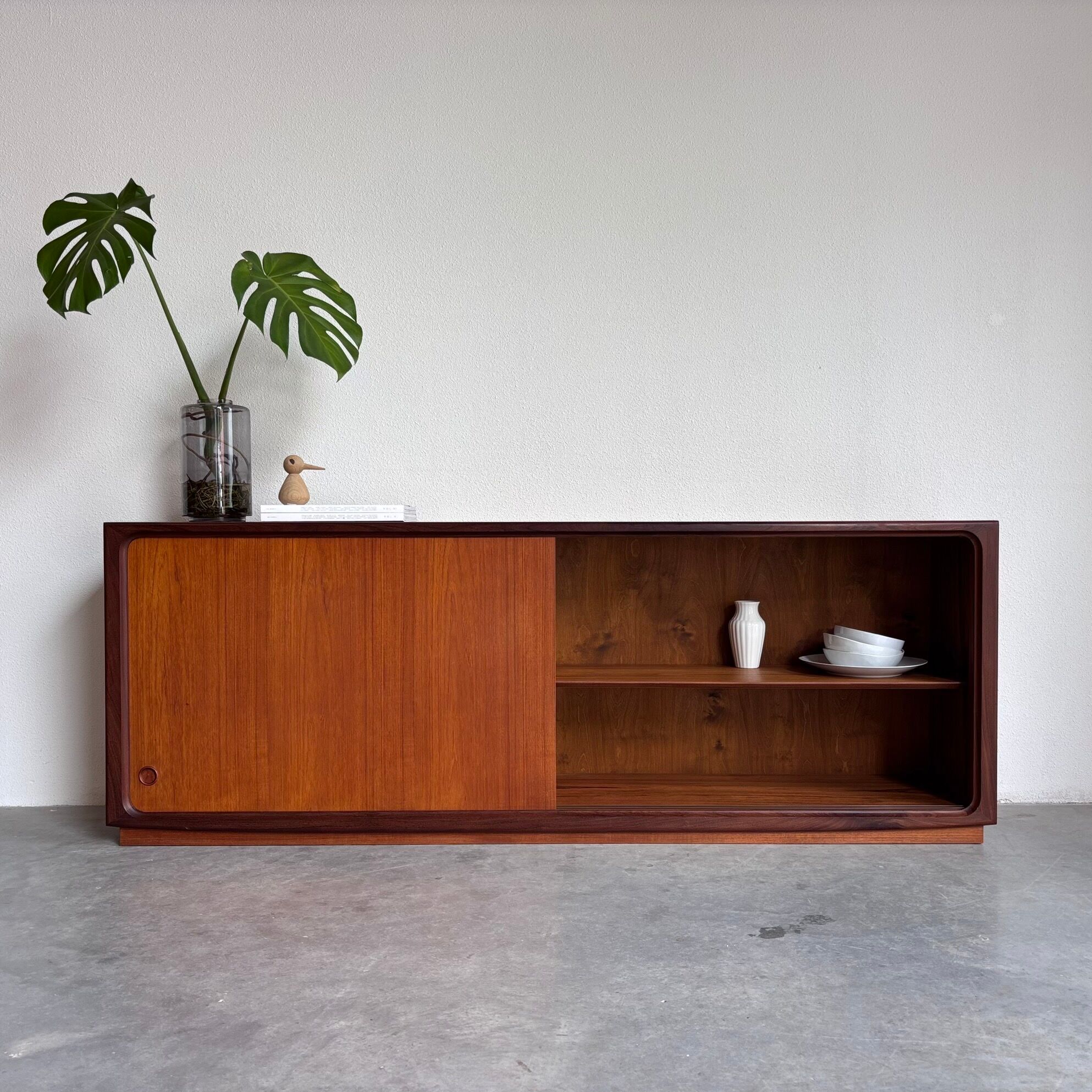 Basse vintage danoise en teck sur plinthe