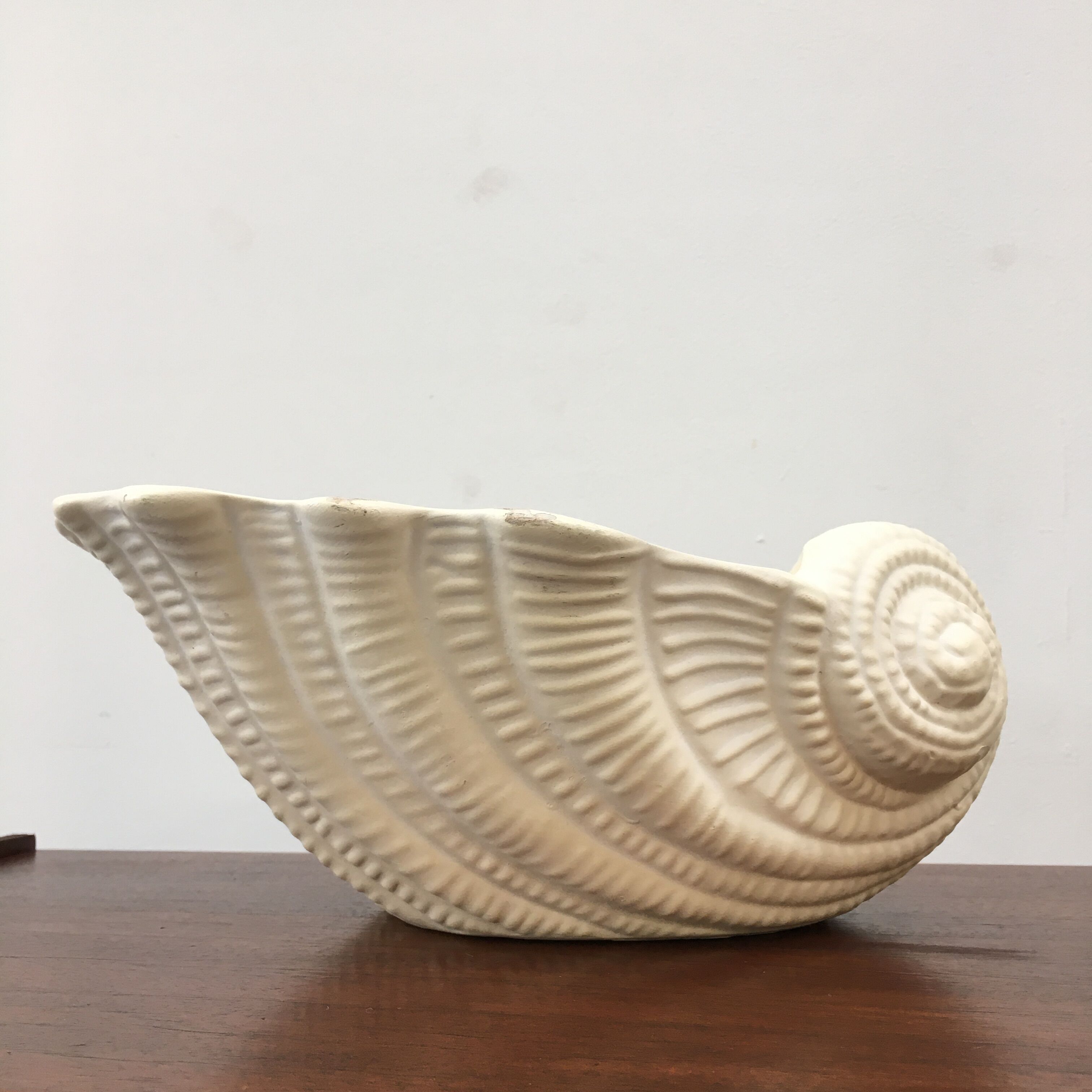 Shell-shaped pot cover in matt white ceramic
