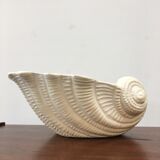 Shell-shaped pot cover in matt white ceramic