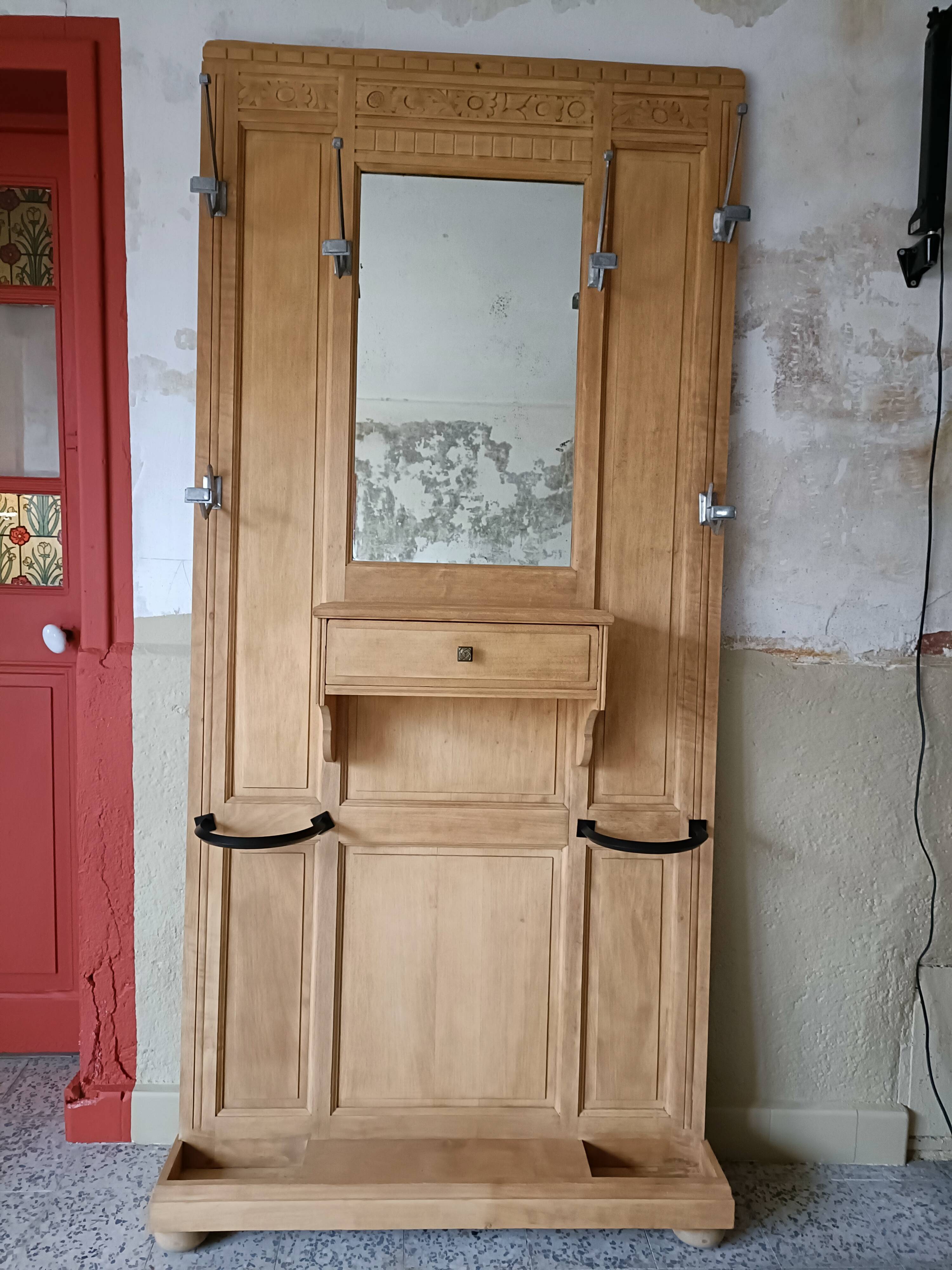 Entrance hall, renovated Art Deco coat rack