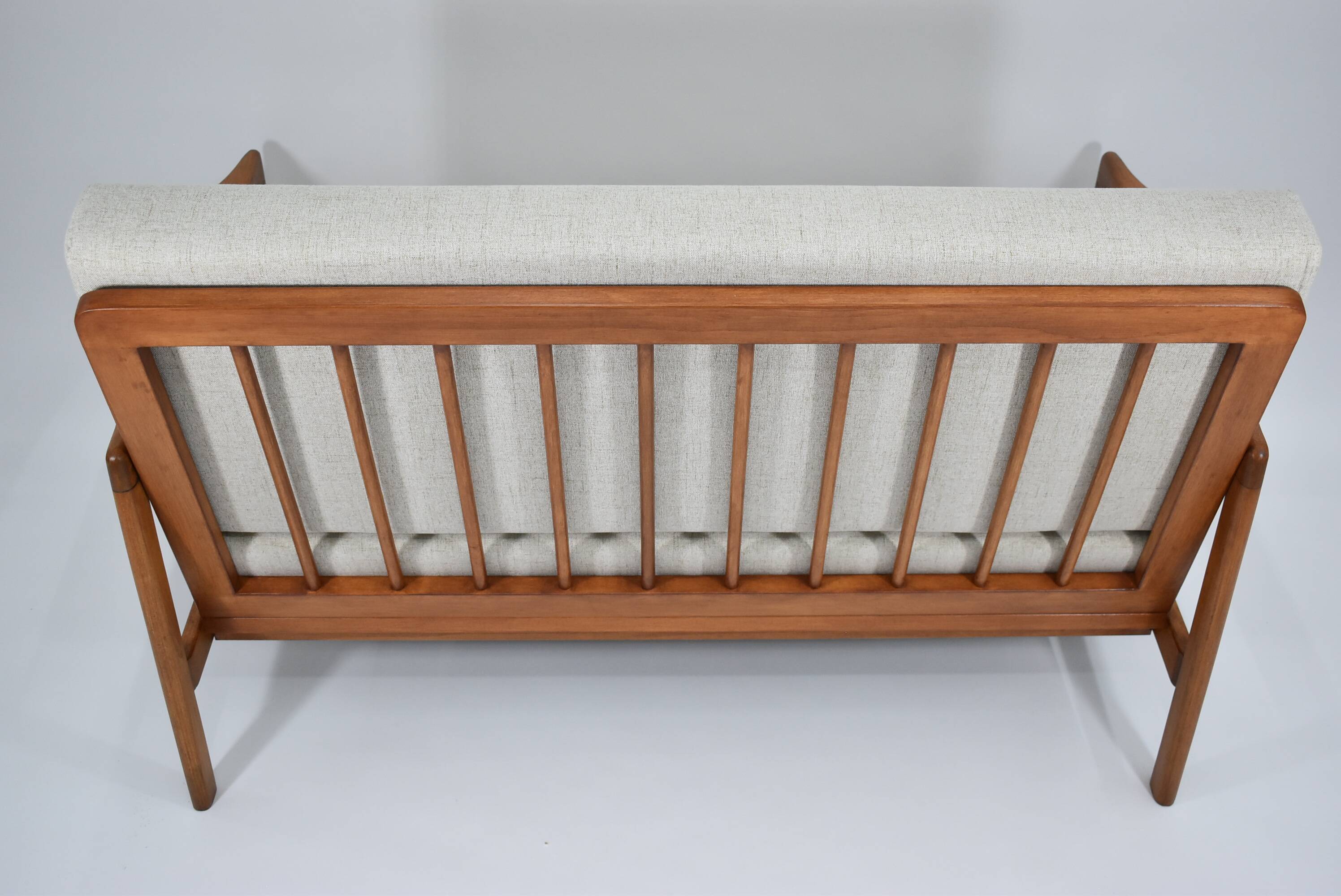 Canapé deux places beige de style scandinave