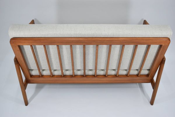 Canapé deux places beige de style scandinave