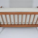Canapé deux places beige de style scandinave