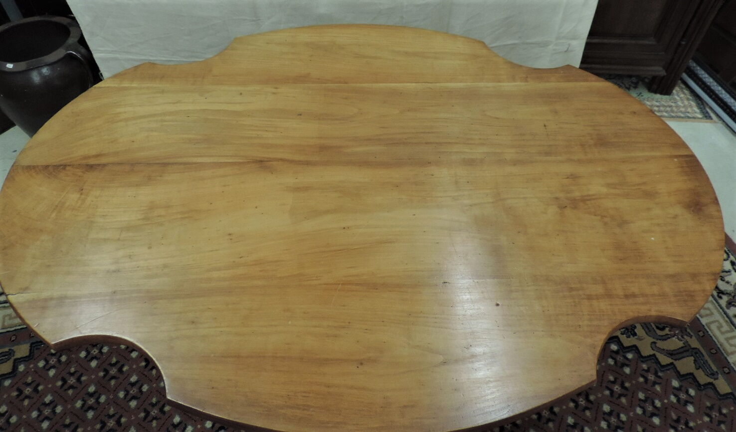 Tripod-tinged cherry-tree pedestal