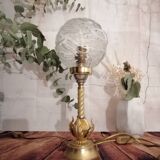Lampe ancienne en laiton et globe en verre moulé