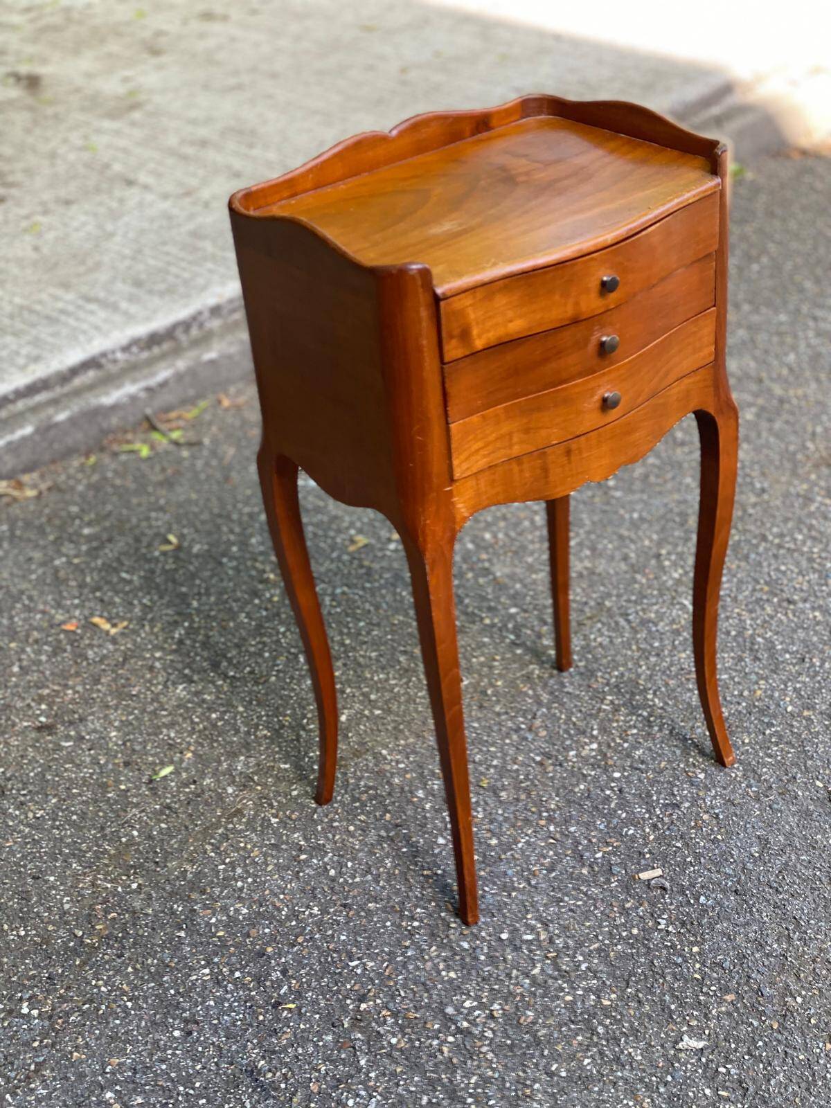 Table de chevet Louis XV en chêne massif 1920