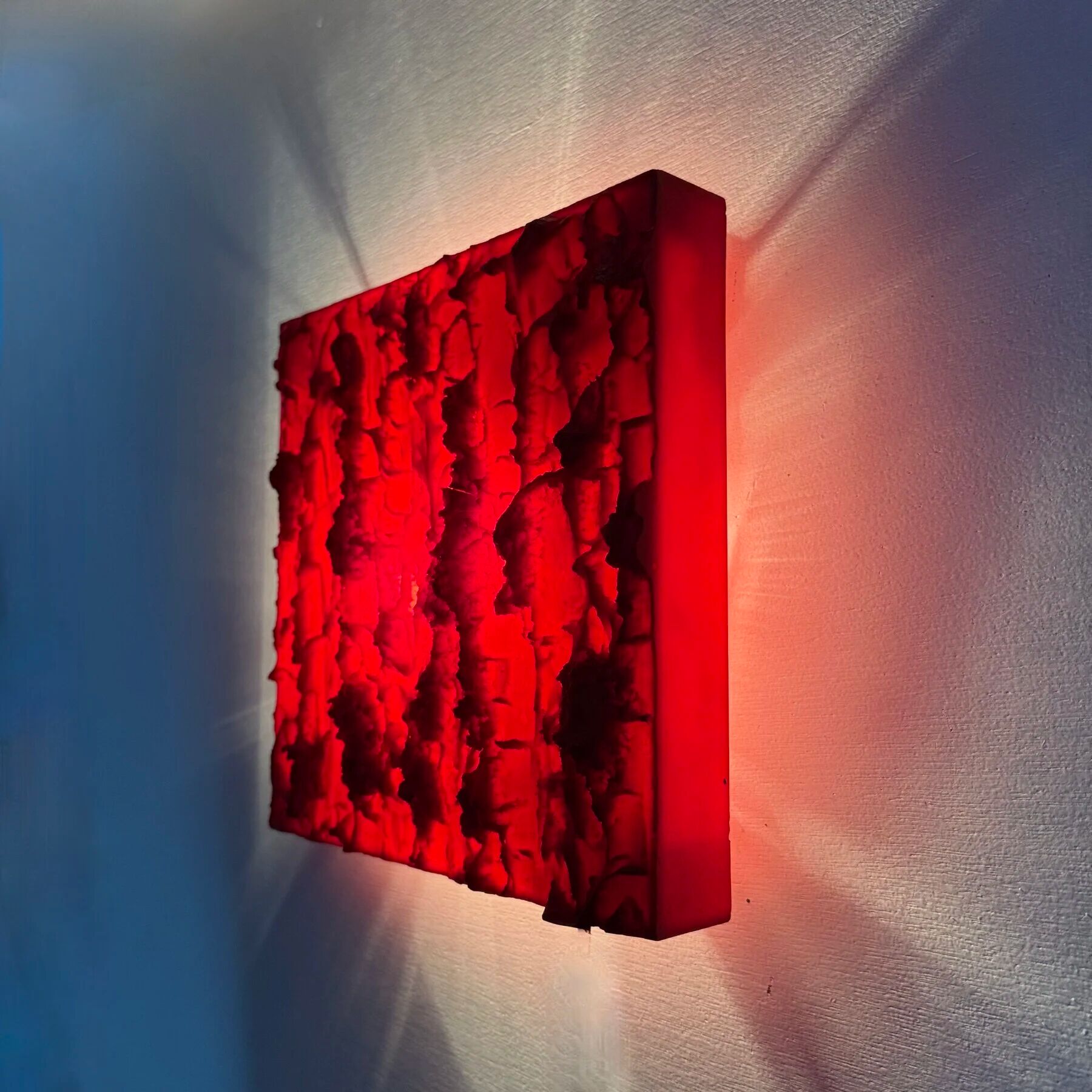 Lampe murale sculpturale rouge design Uwe Mersch des années 1970.