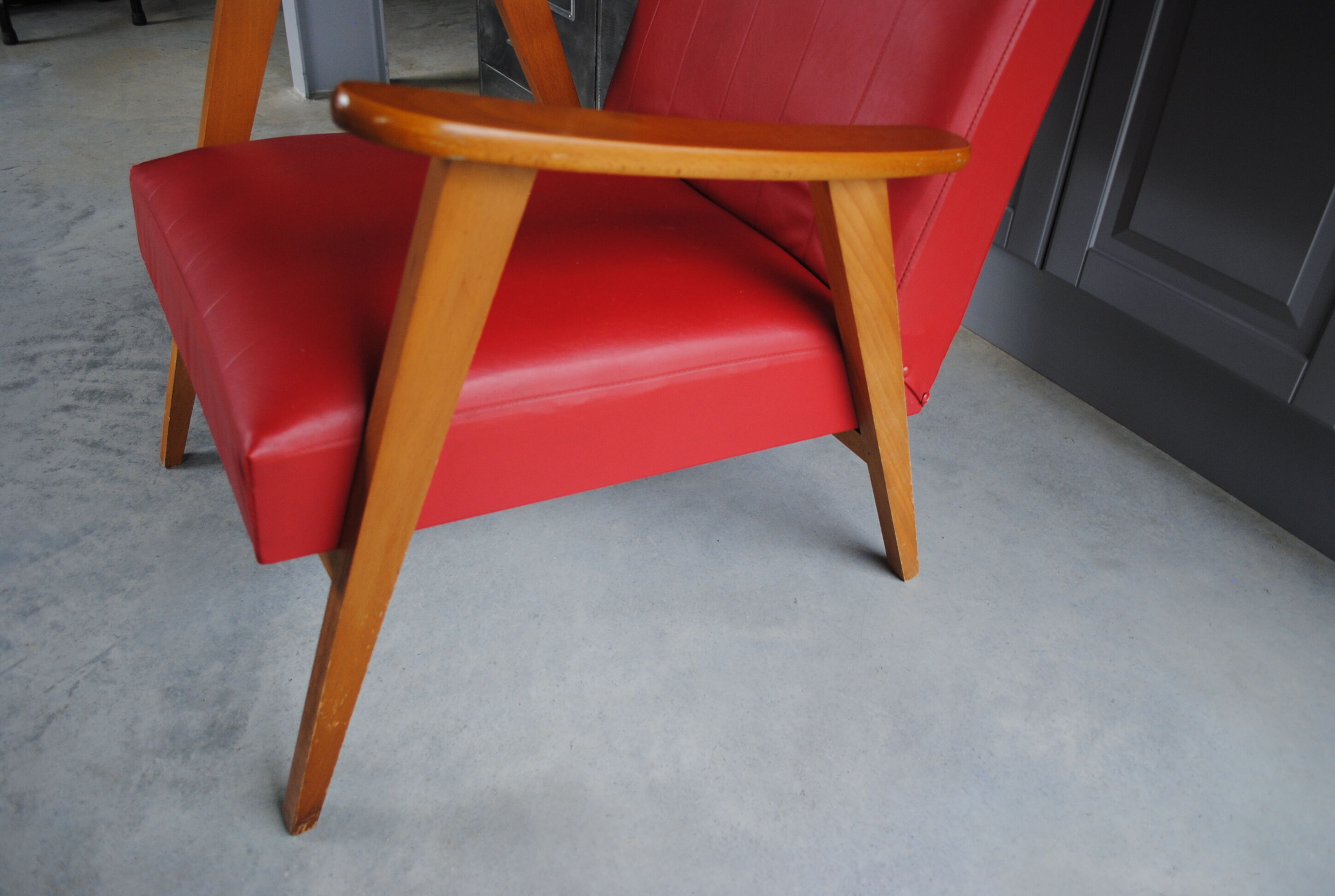Fauteuil en skaï rouge années 60