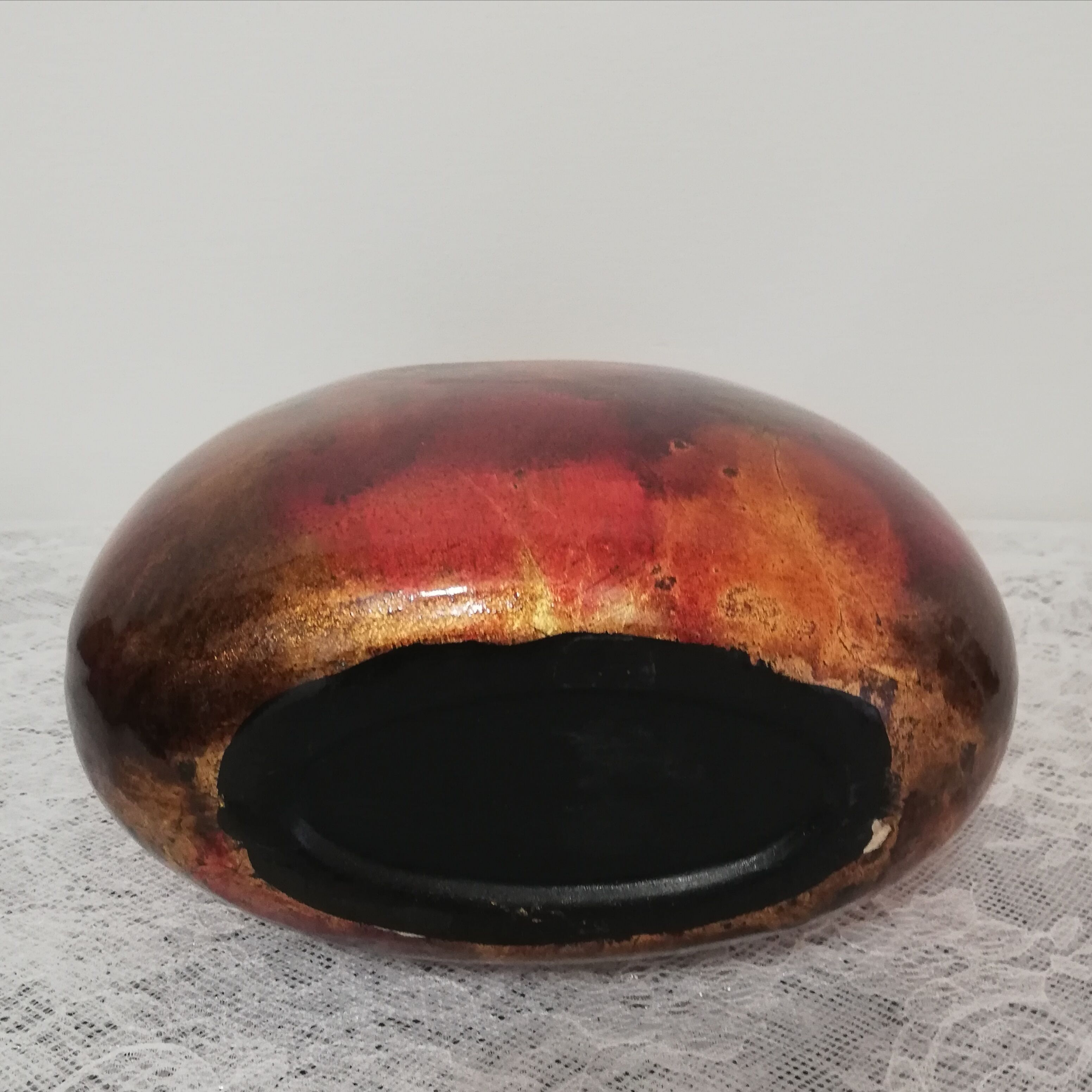 Vase or planter in enamelled and lacquered metal