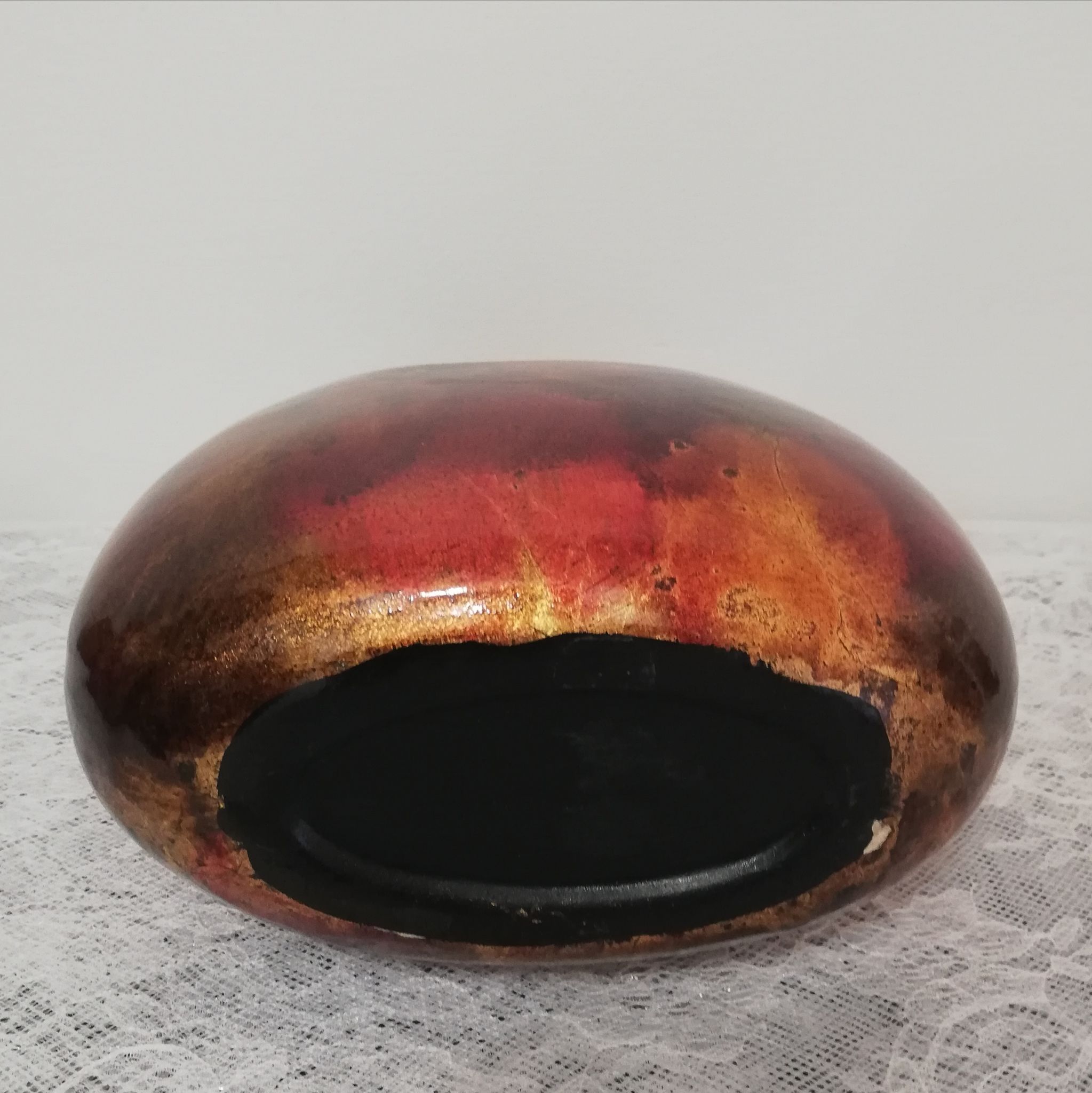 Vase ou jardinière en métal émaillé et laqué