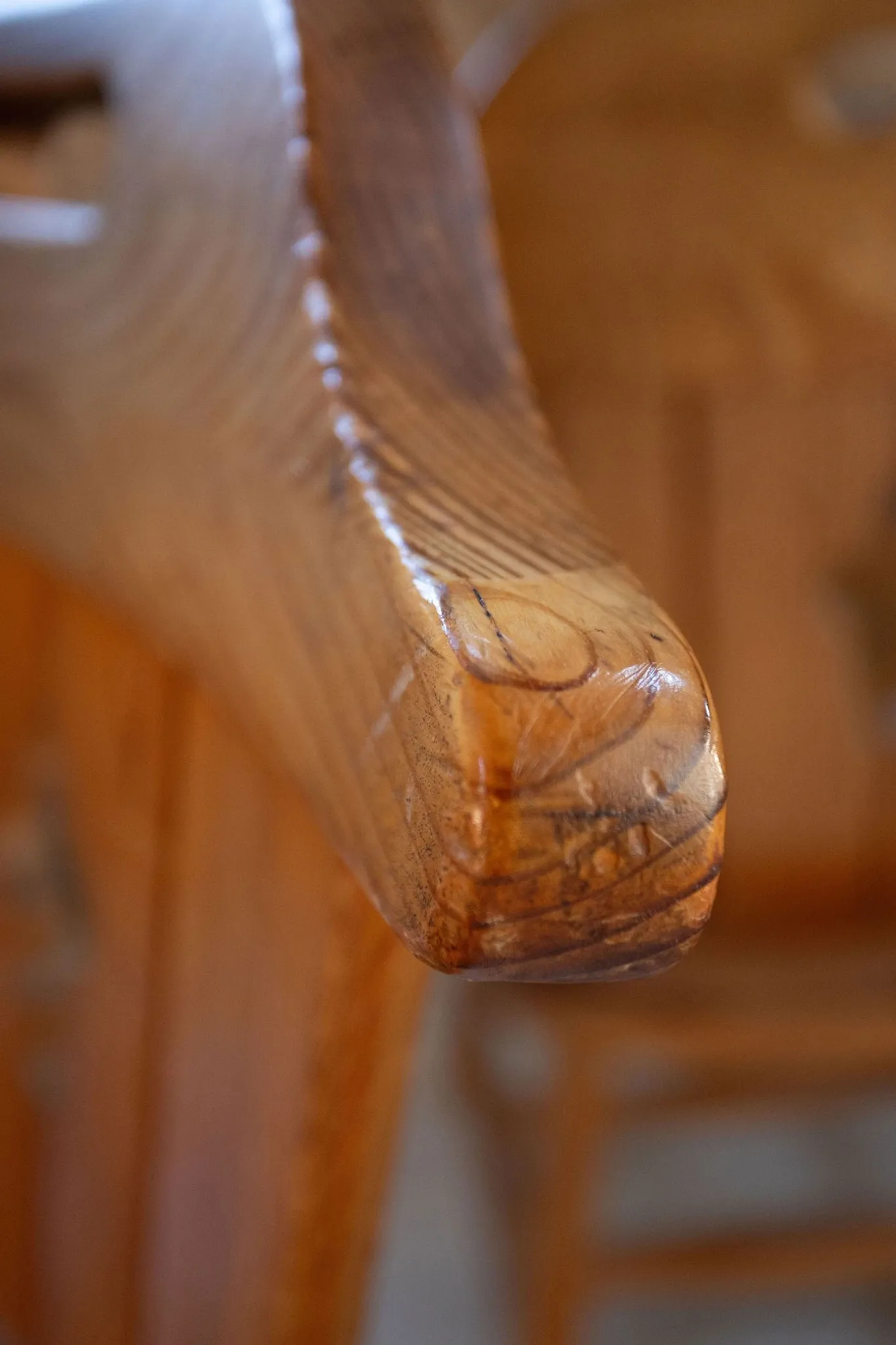 Set of four sculptural pine dining chairs – 1970s