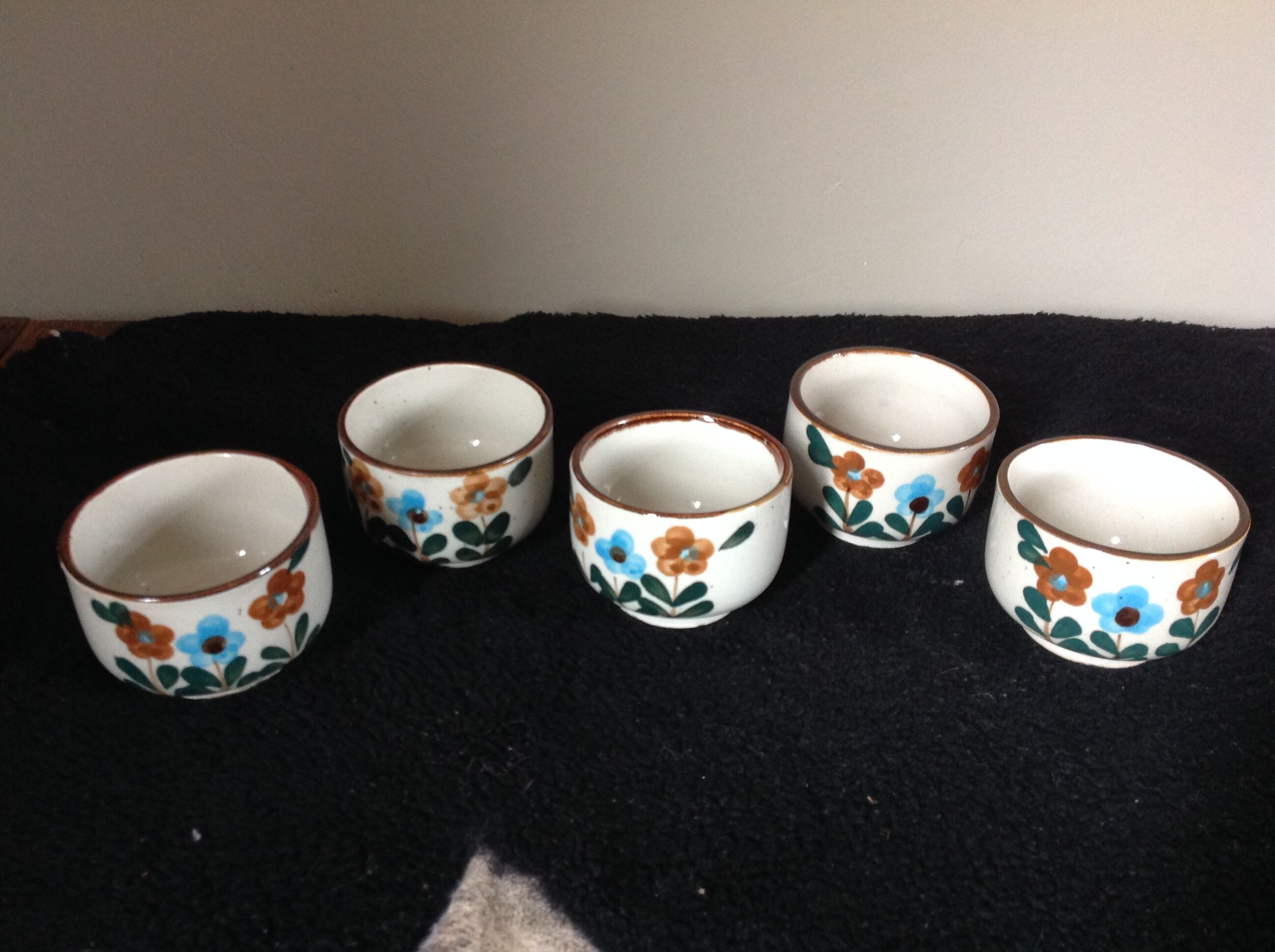 Series of 5 vintage cups