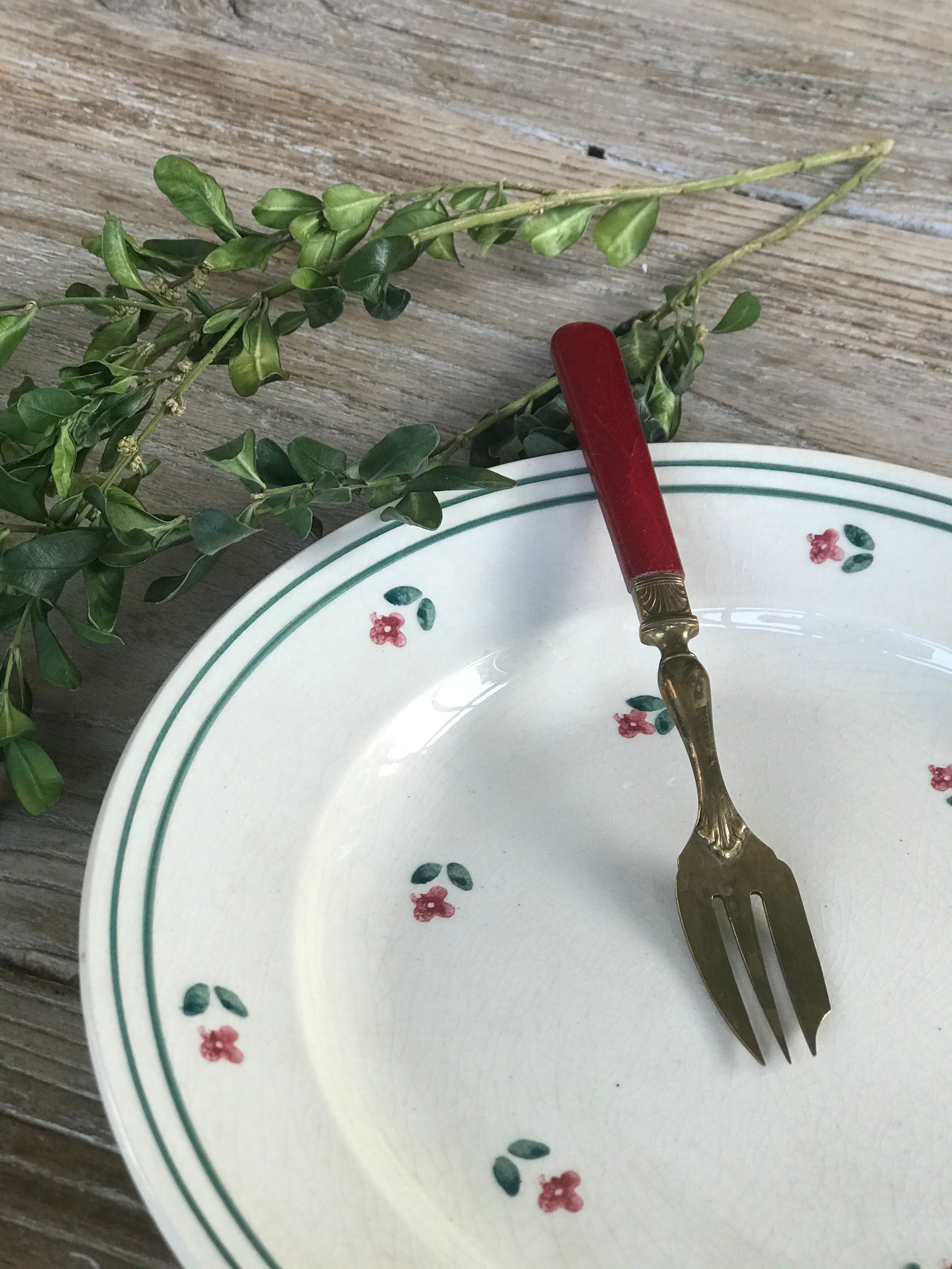 Lot of 6 white plates pattern flowers signed Gien porcelain