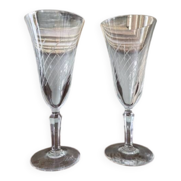 2 flûtes à champagne anciennes en verre soufflé et gravées, forme tulipe