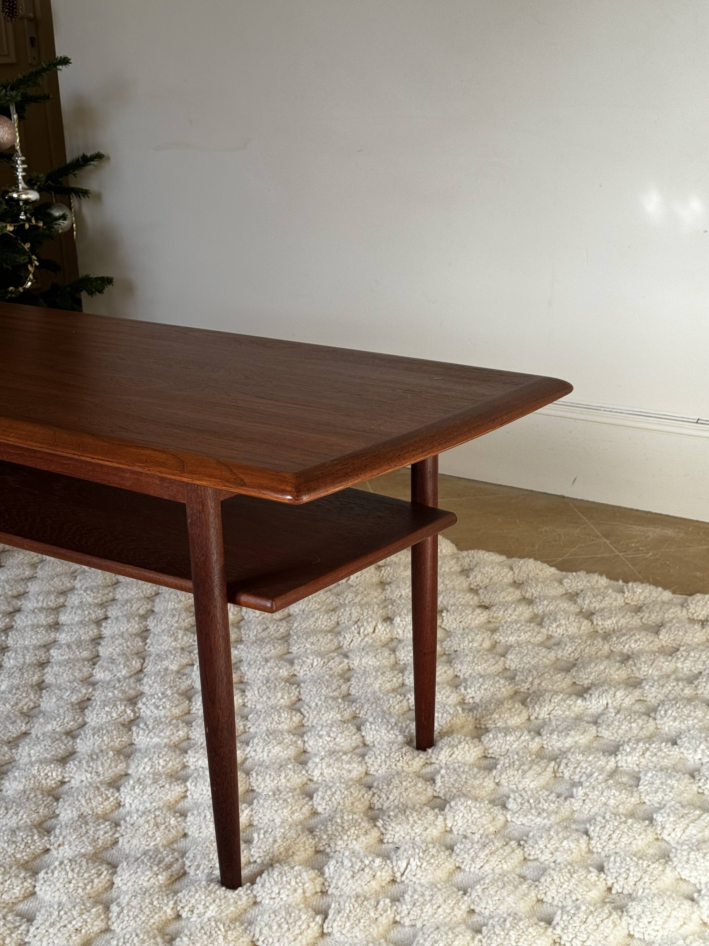 Vintage Scandinavian coffee table from the 1960s "Margrethe"