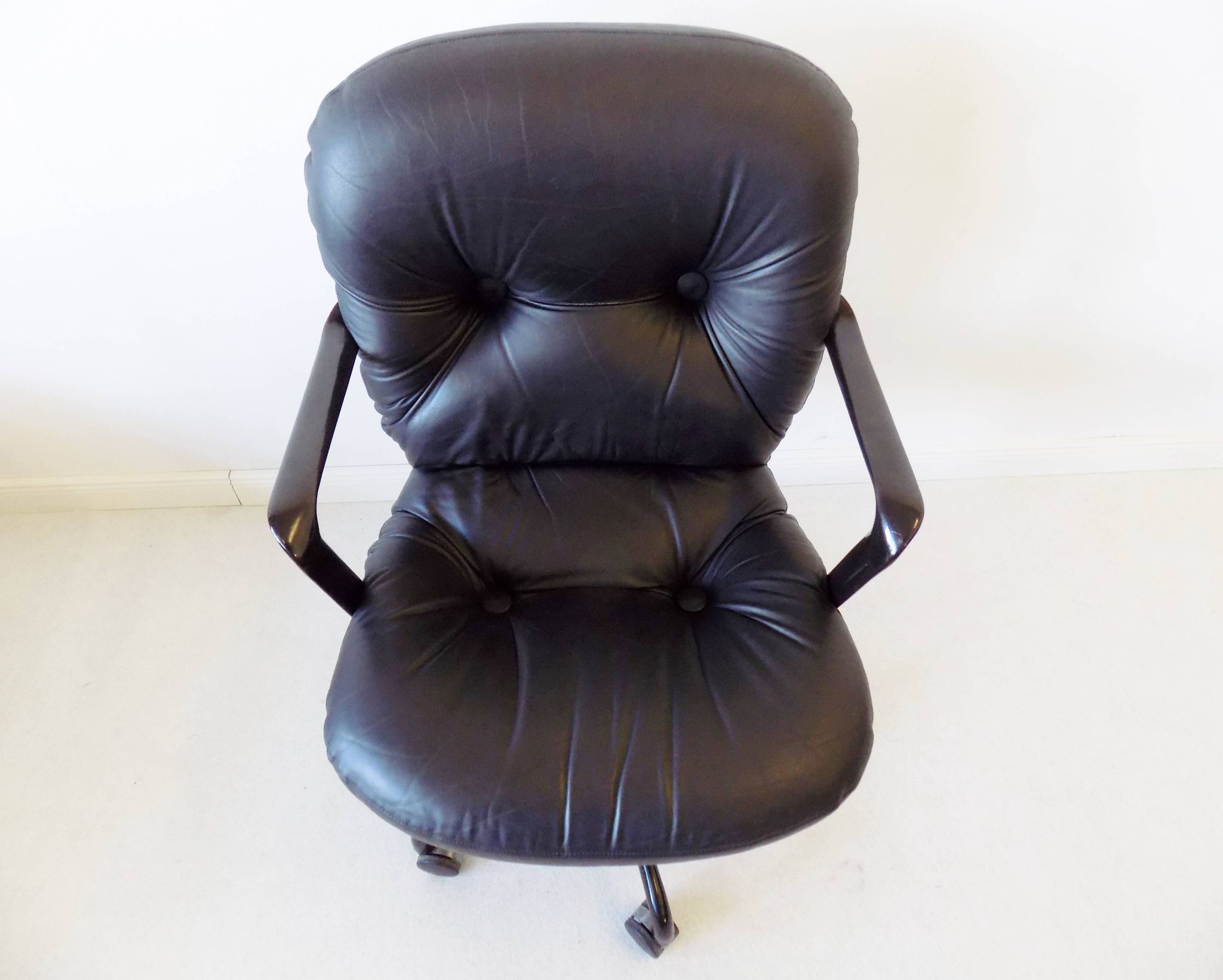 Black leather office chair 2328 by Bruce Hannah & Andrew Morrison