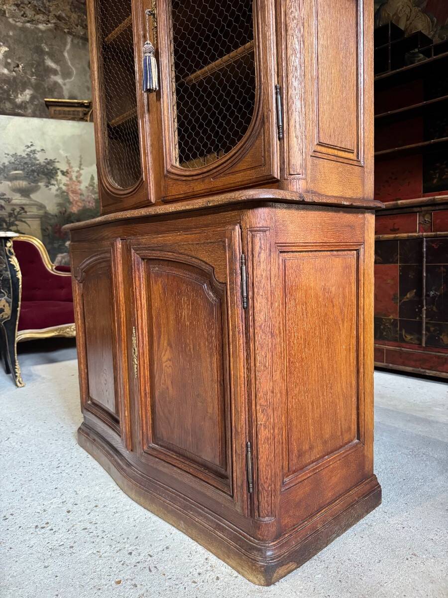 Two-body oak buffet in Louis XIV style from the 19th century.