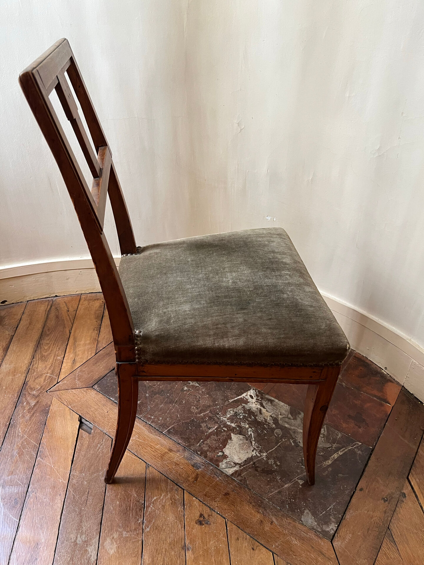 Pair of Directoire chairs in walnut, late 18th century.