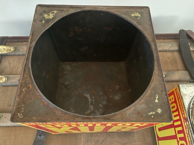 Duo of boxes Bouillon Kub metal 1950