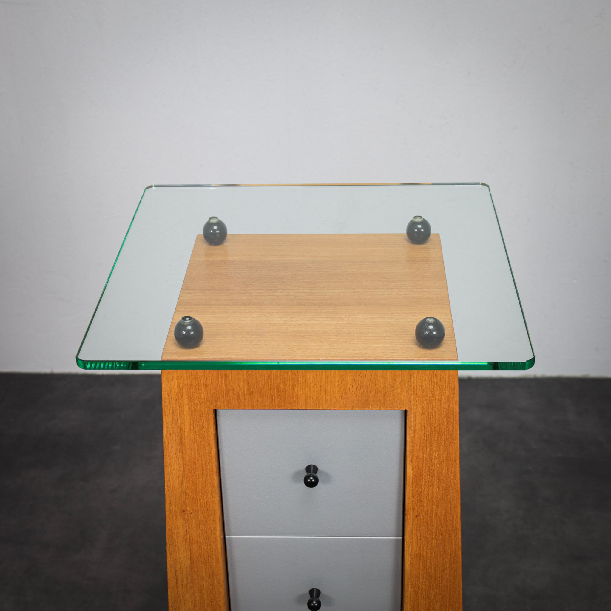 Commode italienne postmoderne avec plateau en verre (années 1980)