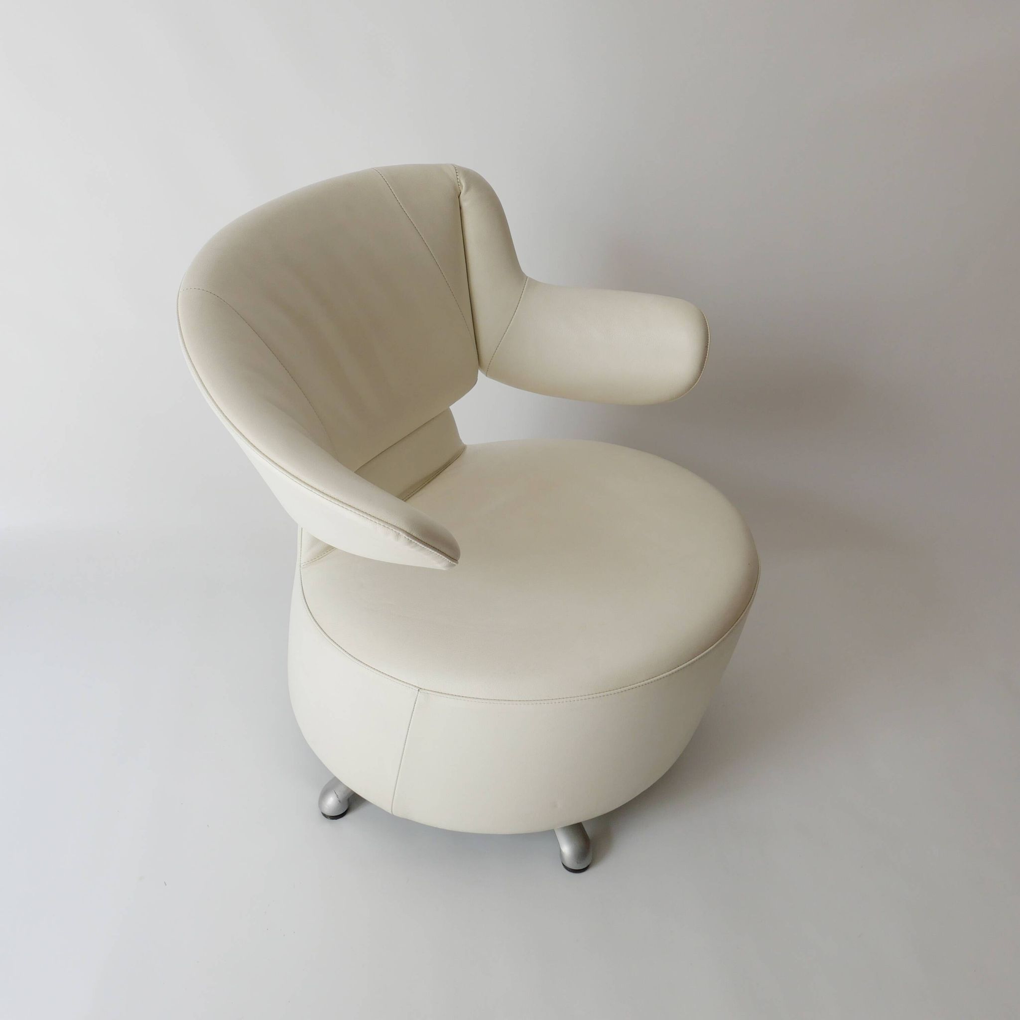 Canta and Aki swivel chairs in leather by Toshiyuki Kita for Cassina