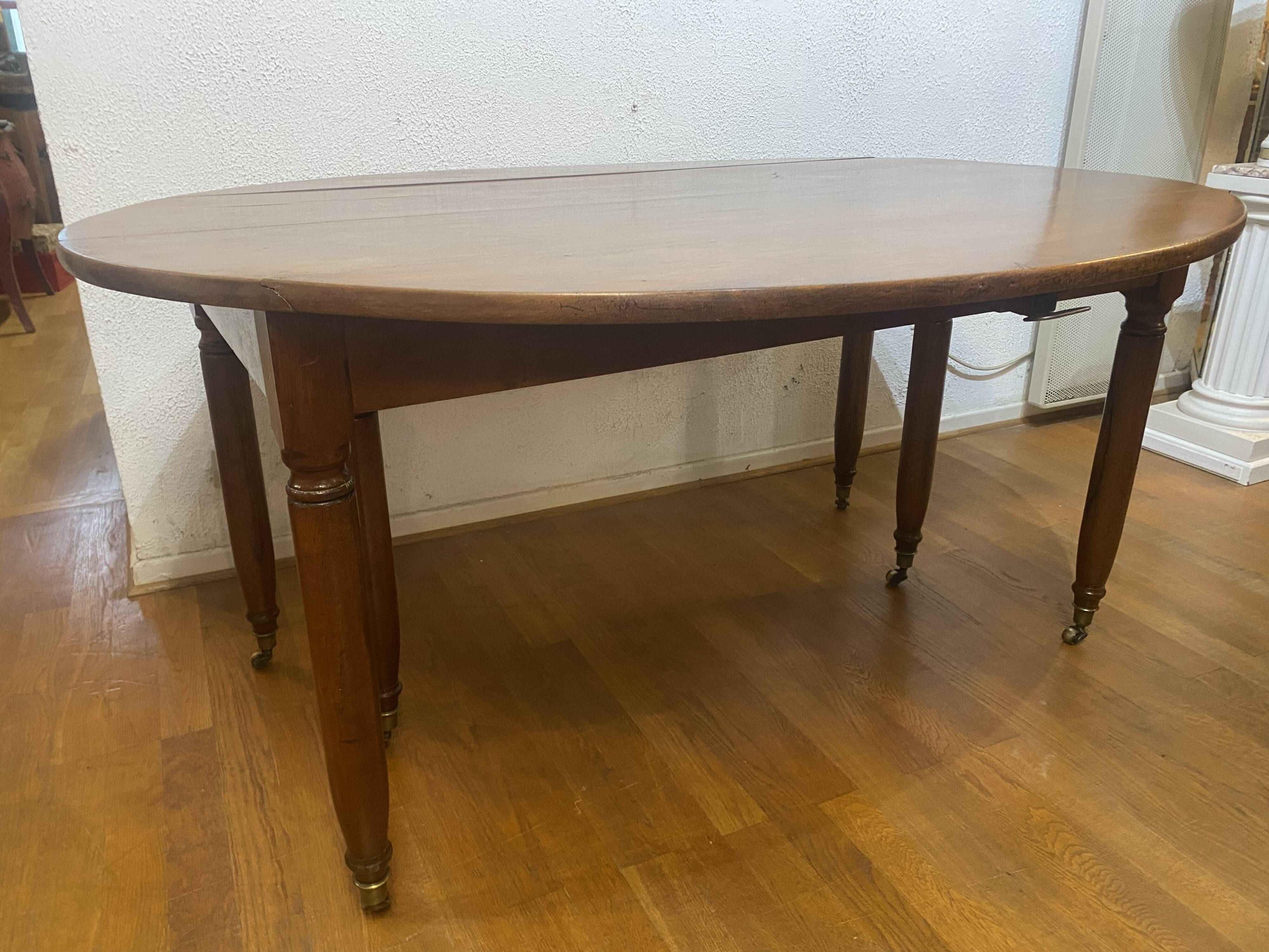 Oval table with 6 legs, 3 extensions, 12 people