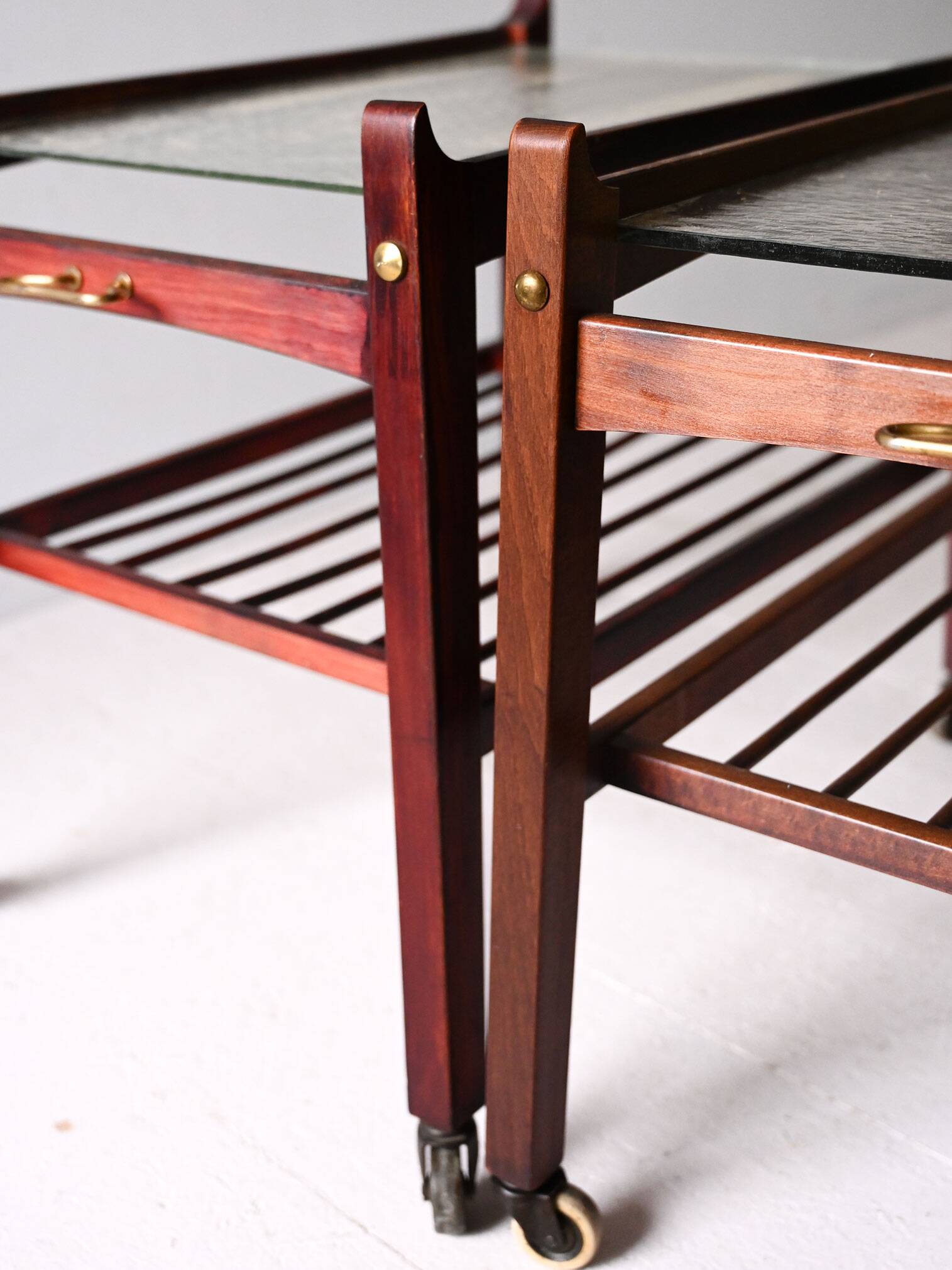 Paire de tables de chevet scandinaves des années 1940/50