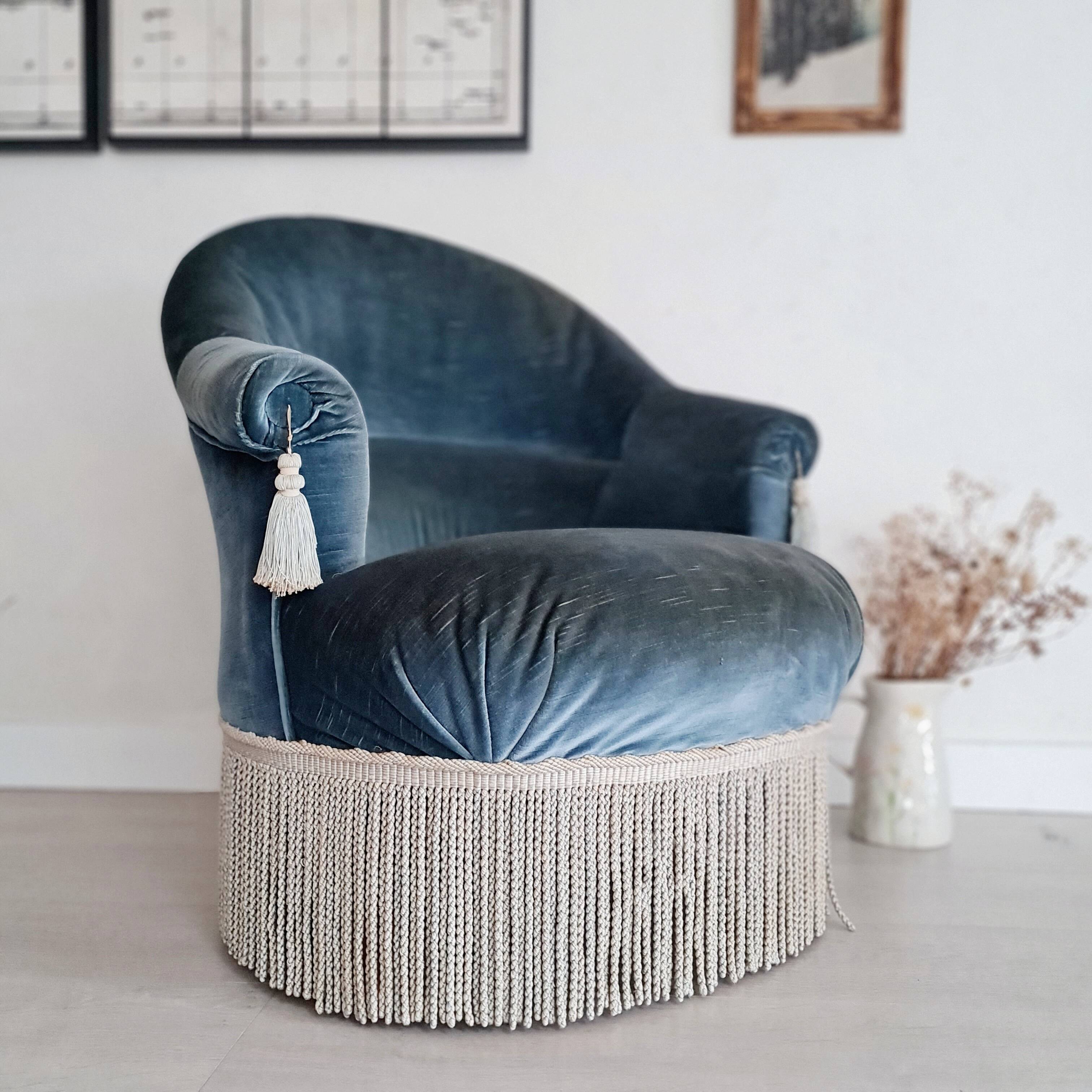 Blue velvet toad armchair with fringes